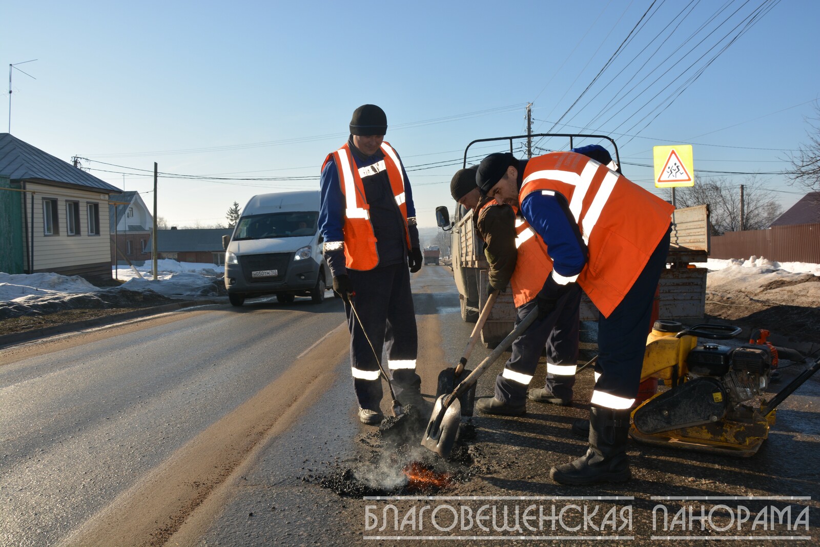 В Благовещенске приступили к ямочному ремонту дорог