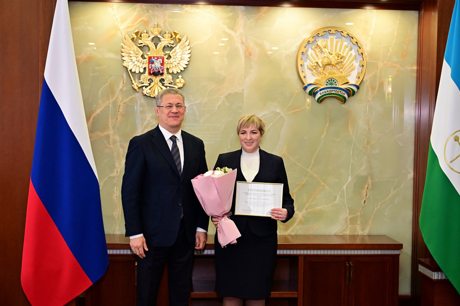 Директору сельской школы Благовещенского района вручили грант