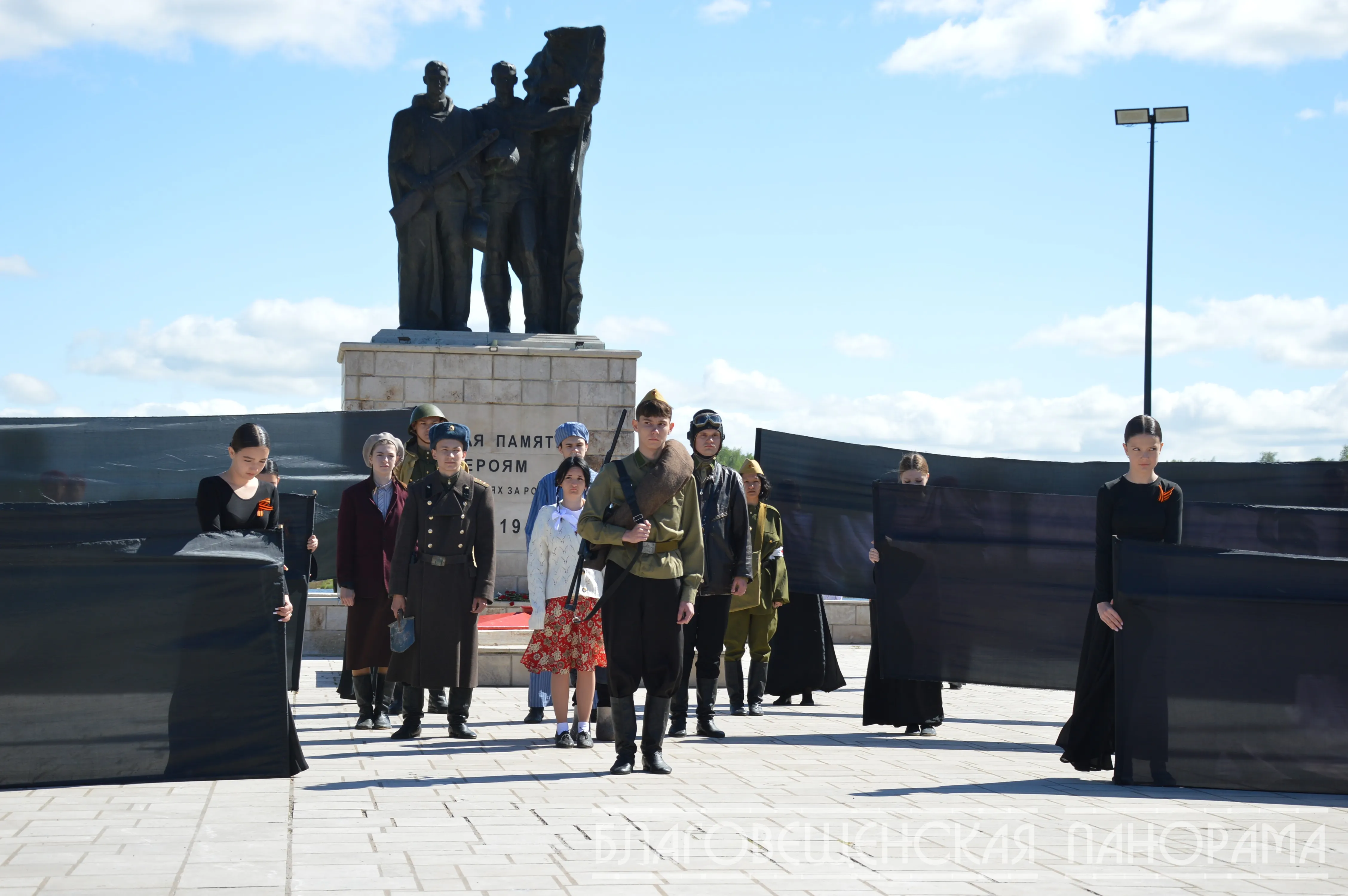День Победы в Благовещенске начался с возложения цветов к памятникам