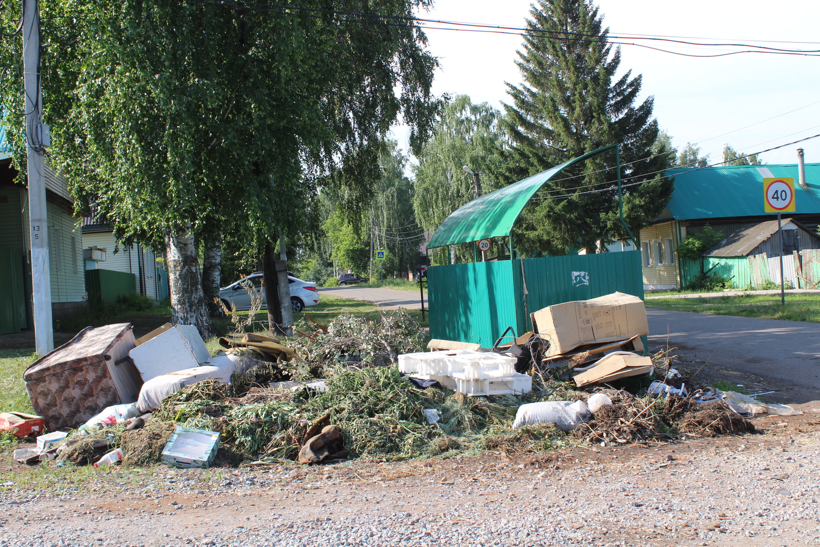 Жители Башкирии жалуются на разлетевшийся мусор с контейнерных площадок