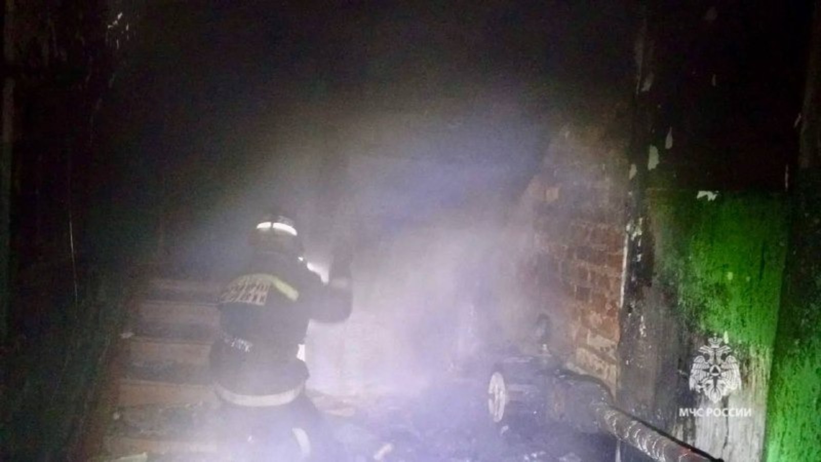 В Благовещенске пожарные спасли из горящего дома пять человек