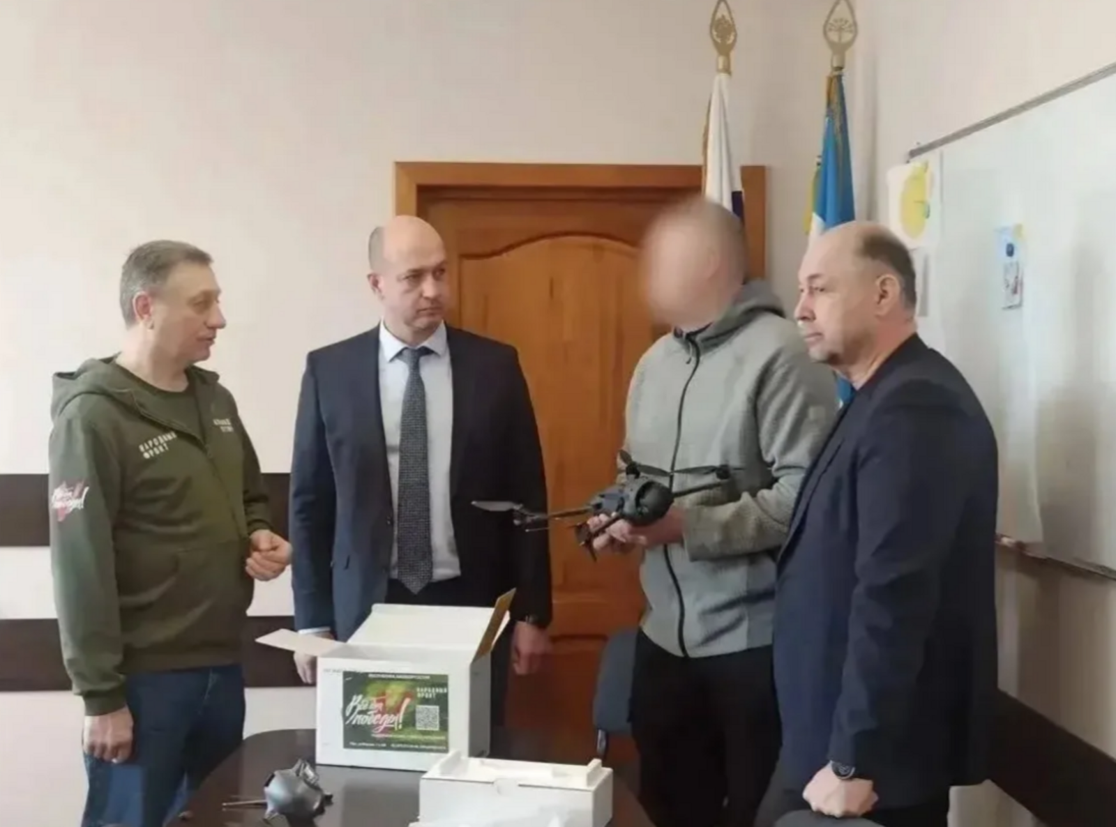 Руководитель Агентства по печати и СМИ передал квадрокоптер и тепловизор на СВО