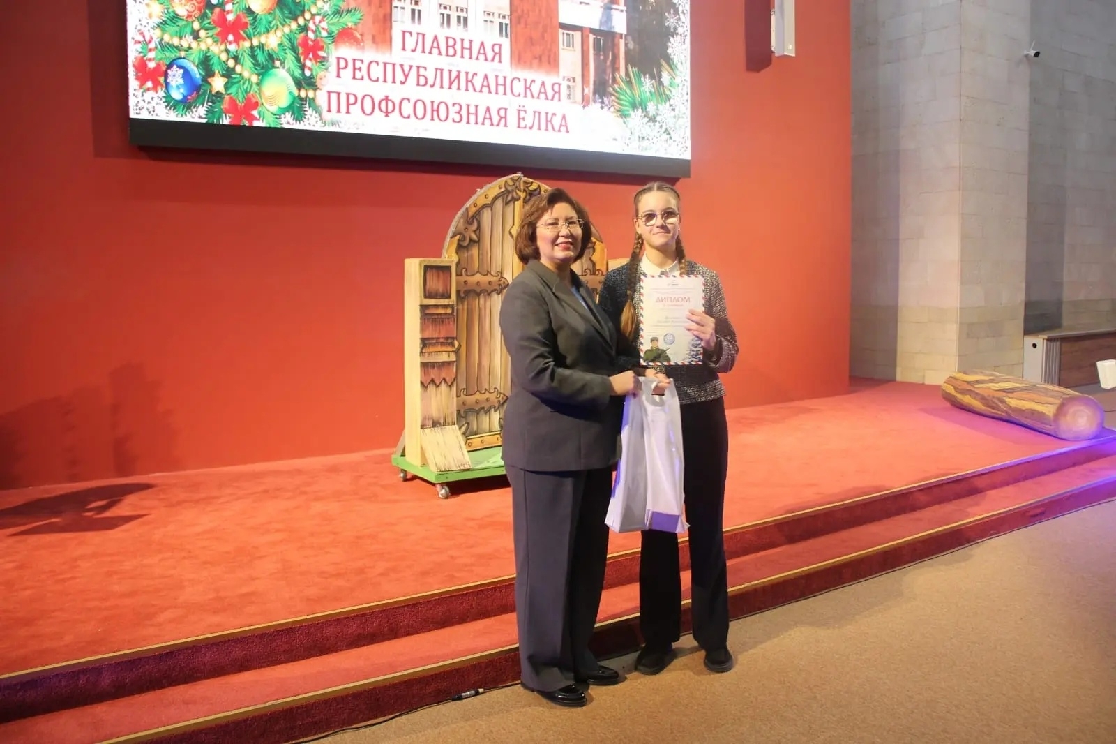 Награду вручает председатель Федерации профсоюзов РБ  Гузель Мирошниченко.