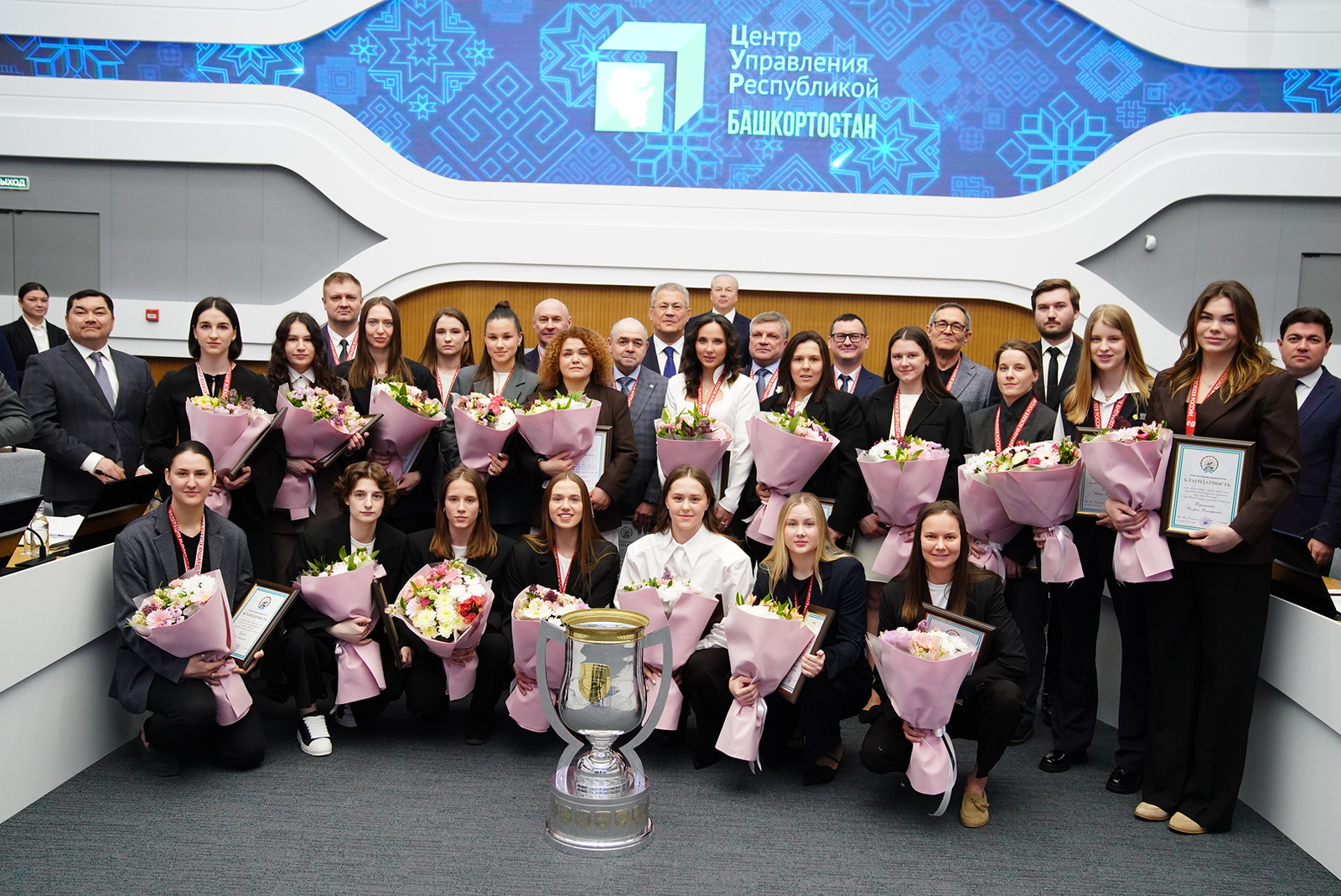 Радий Хабиров поздравил команду «Агидель» с победой в Женской хоккейной лиге