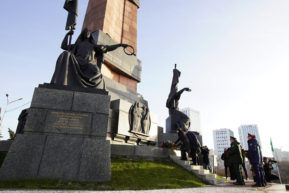 Радий Хабиров возложил цветы к Монументу Дружбы в Уфе