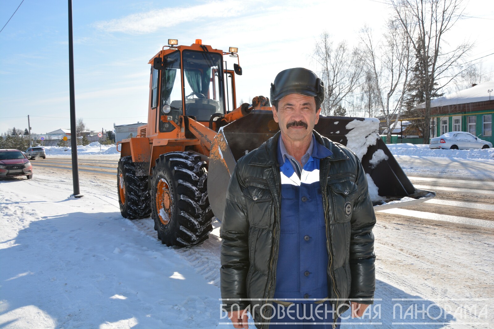 Двадцать два года на страже чистоты города: история тракториста из Благовещенска