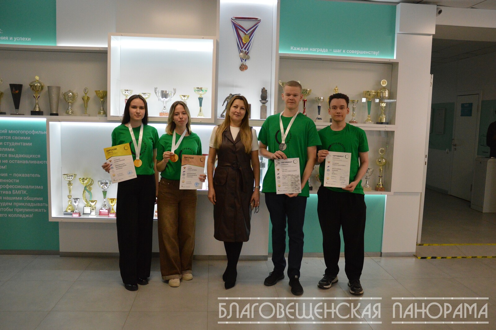 Благовещенский колледж на пьедестале