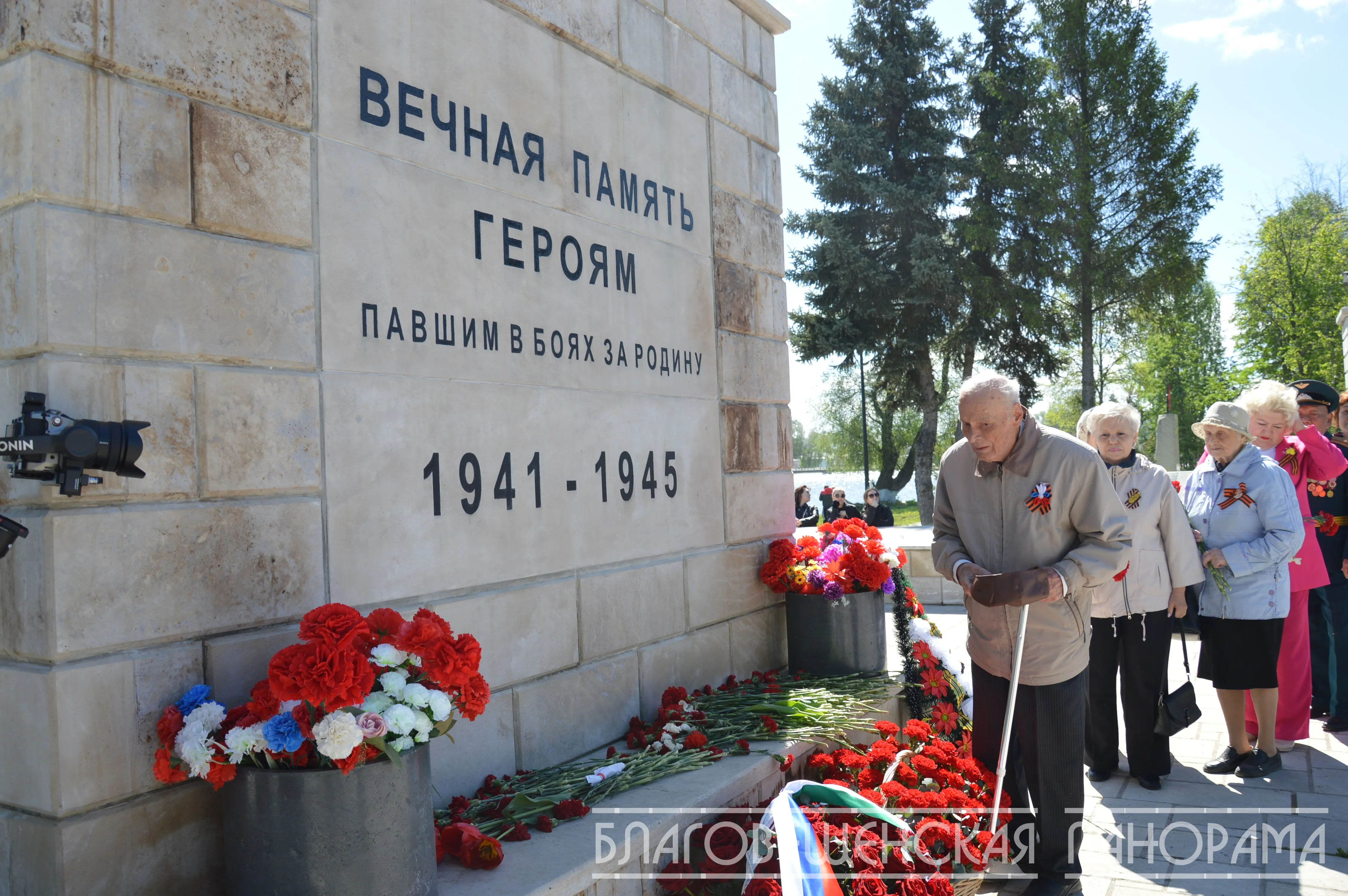День Победы в Благовещенске начался с возложения цветов к памятникам