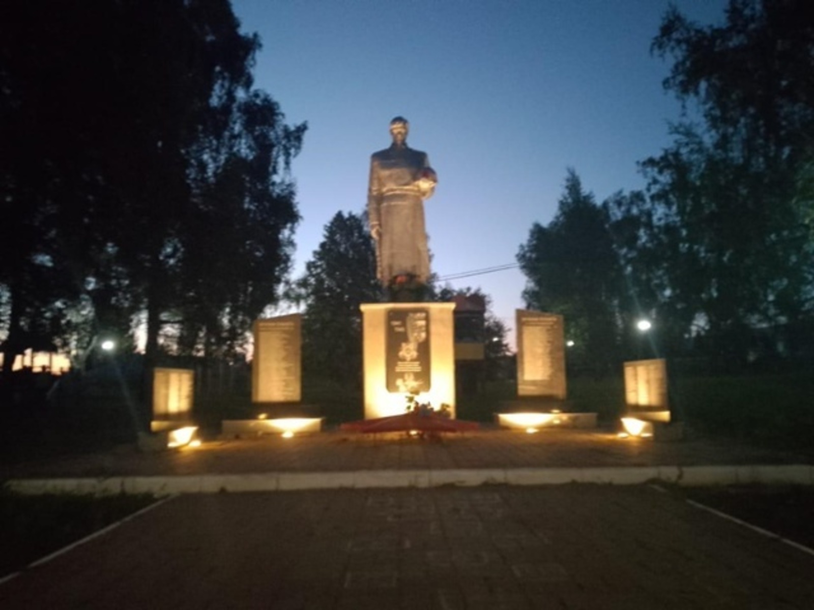 В селе Новонадеждино установили архитектурную подсветку памятнику