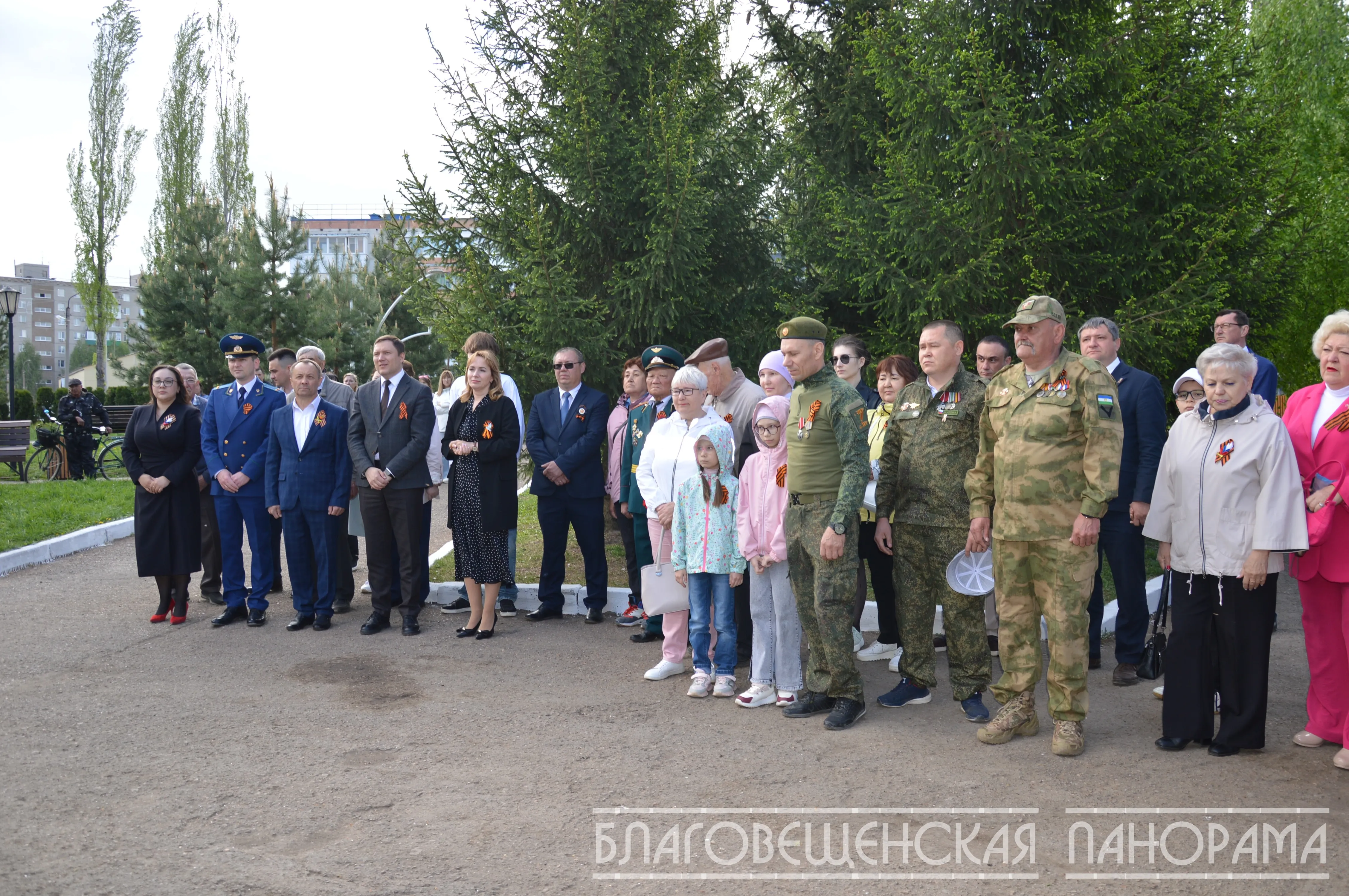 День Победы в Благовещенске начался с возложения цветов к памятникам