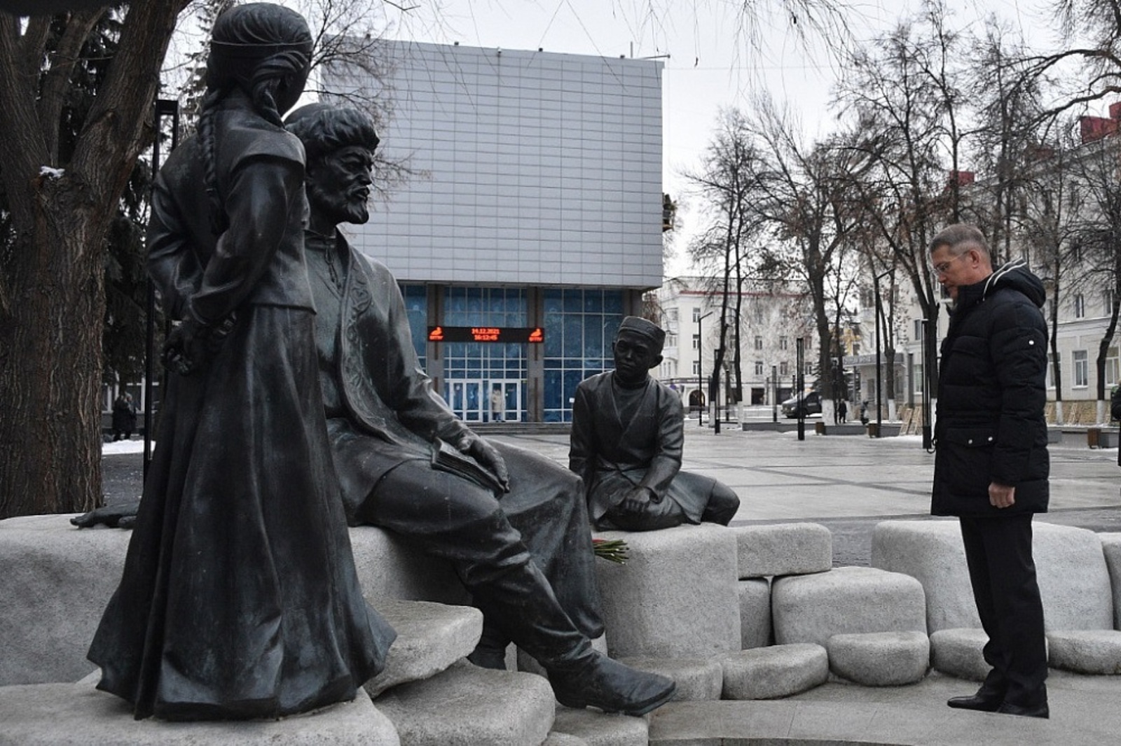 Радий Хабиров возложил цветы к памятнику башкирскому просветителю Мифтахетдину Акмулле