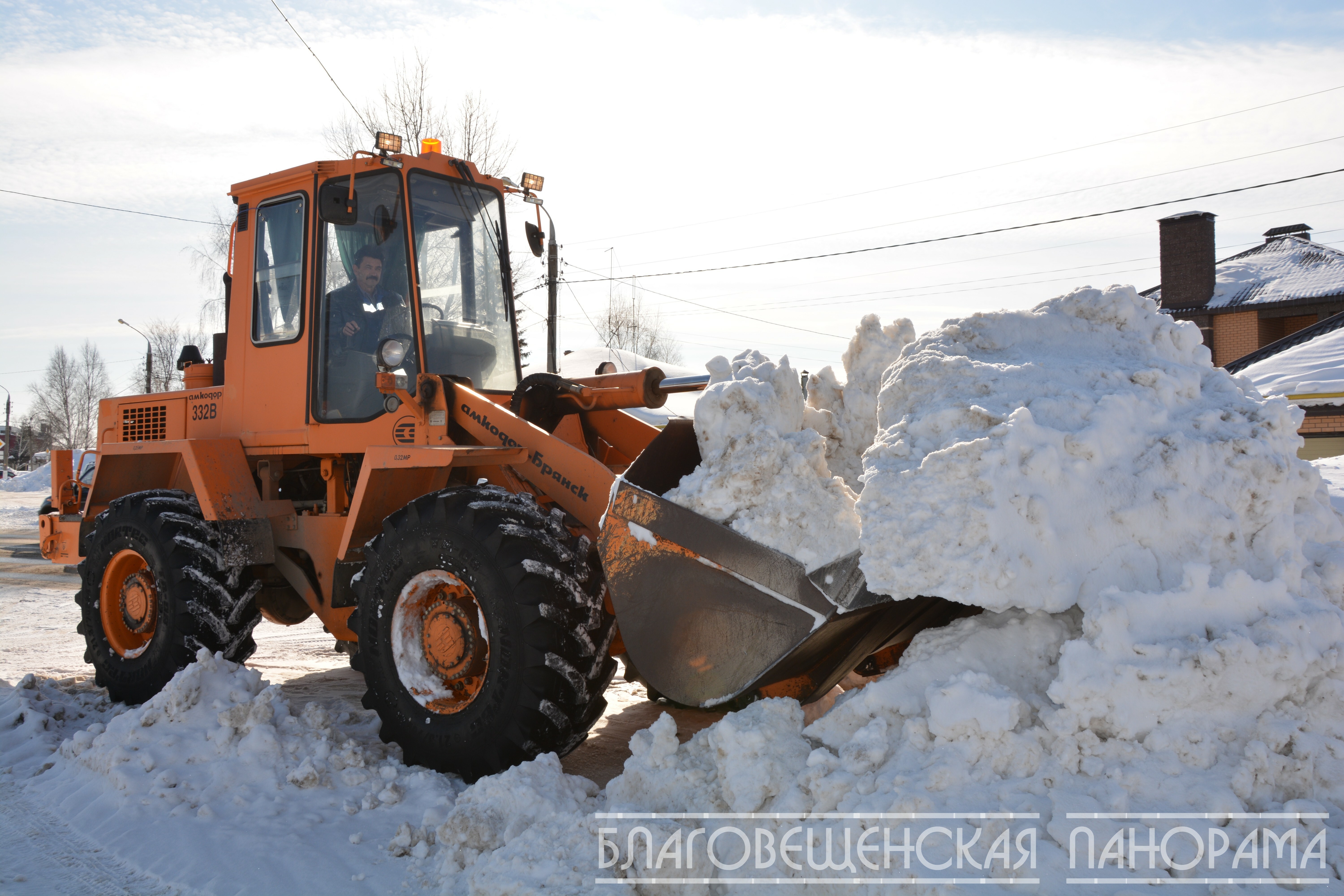 Двадцать два года на страже чистоты города: история тракториста из Благовещенска