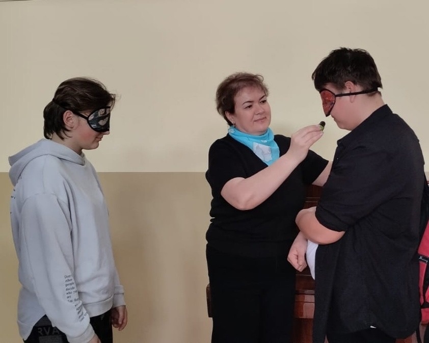 В благовещенске учат ребят оказывать помощь слепым и слабовидящим