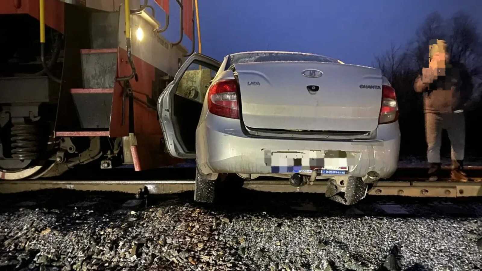В Башкирии столкнулись грузовой поезд и «Лада Гранта»