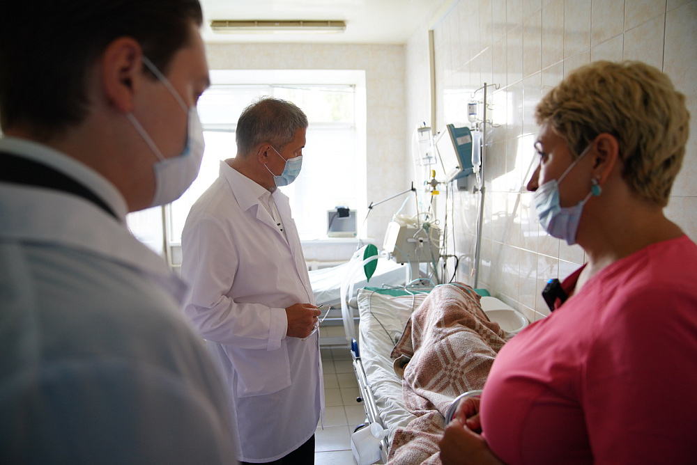 Радий Хабиров посетил больницу с пострадавшими в аварии на заводе в Стерлитамаке