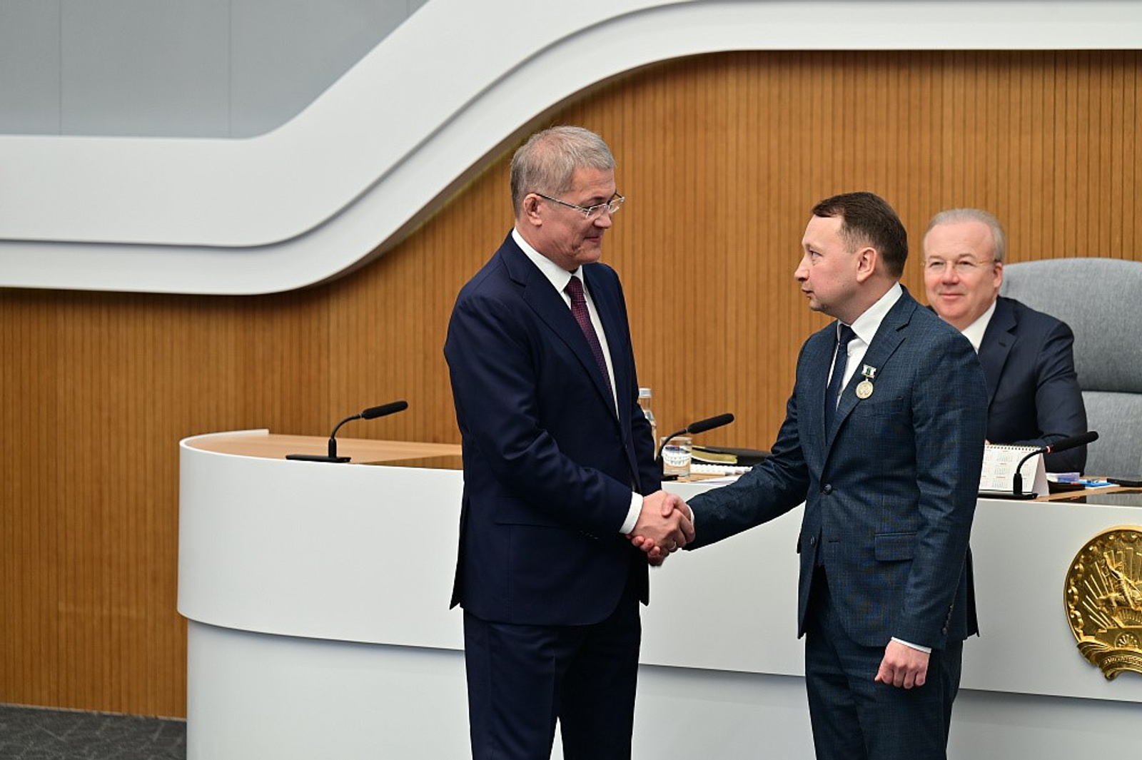 Министр торговли и услуг РБ  Азат Аскаров получил медаль «За трудовую доблесть»