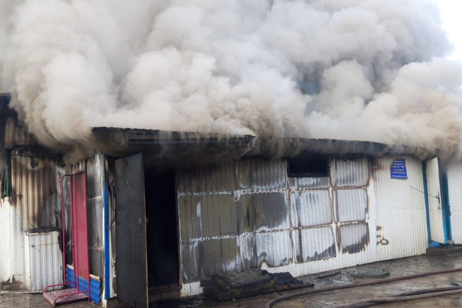 Выживший при пожаре на фермерском хозяйстве в Благовещенске скончался на шестые сутки
