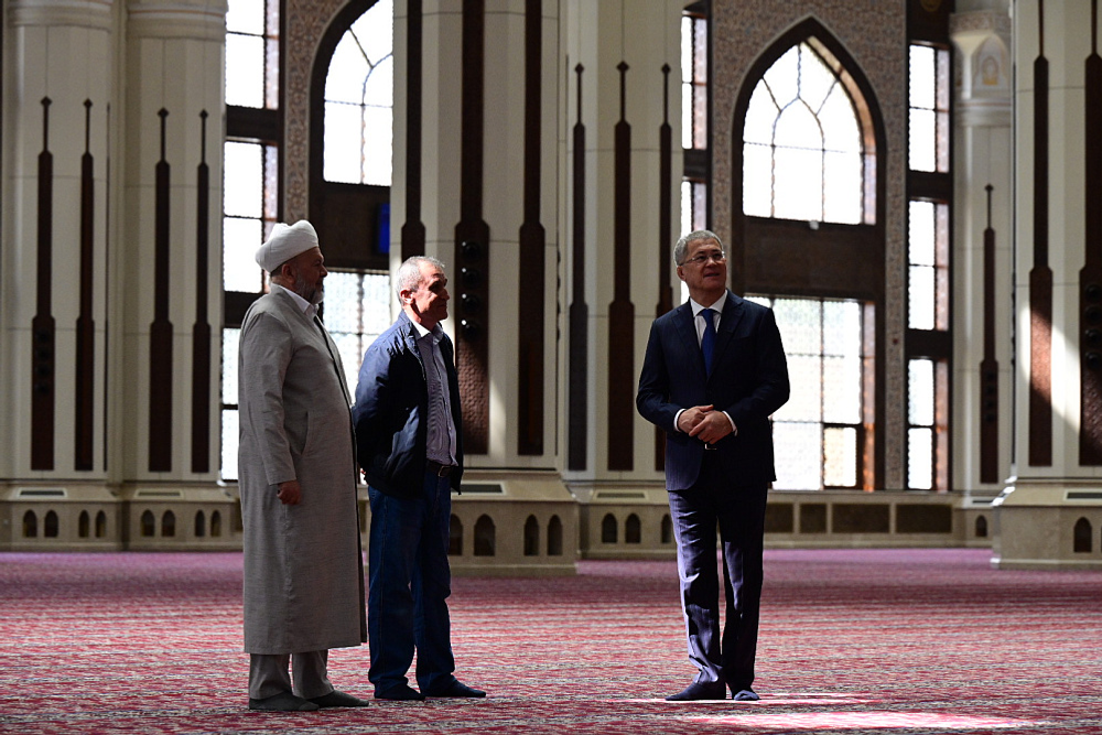 Радий Хабиров посетил в Душанбе одну из крупнейших мечетей Центральной Азии