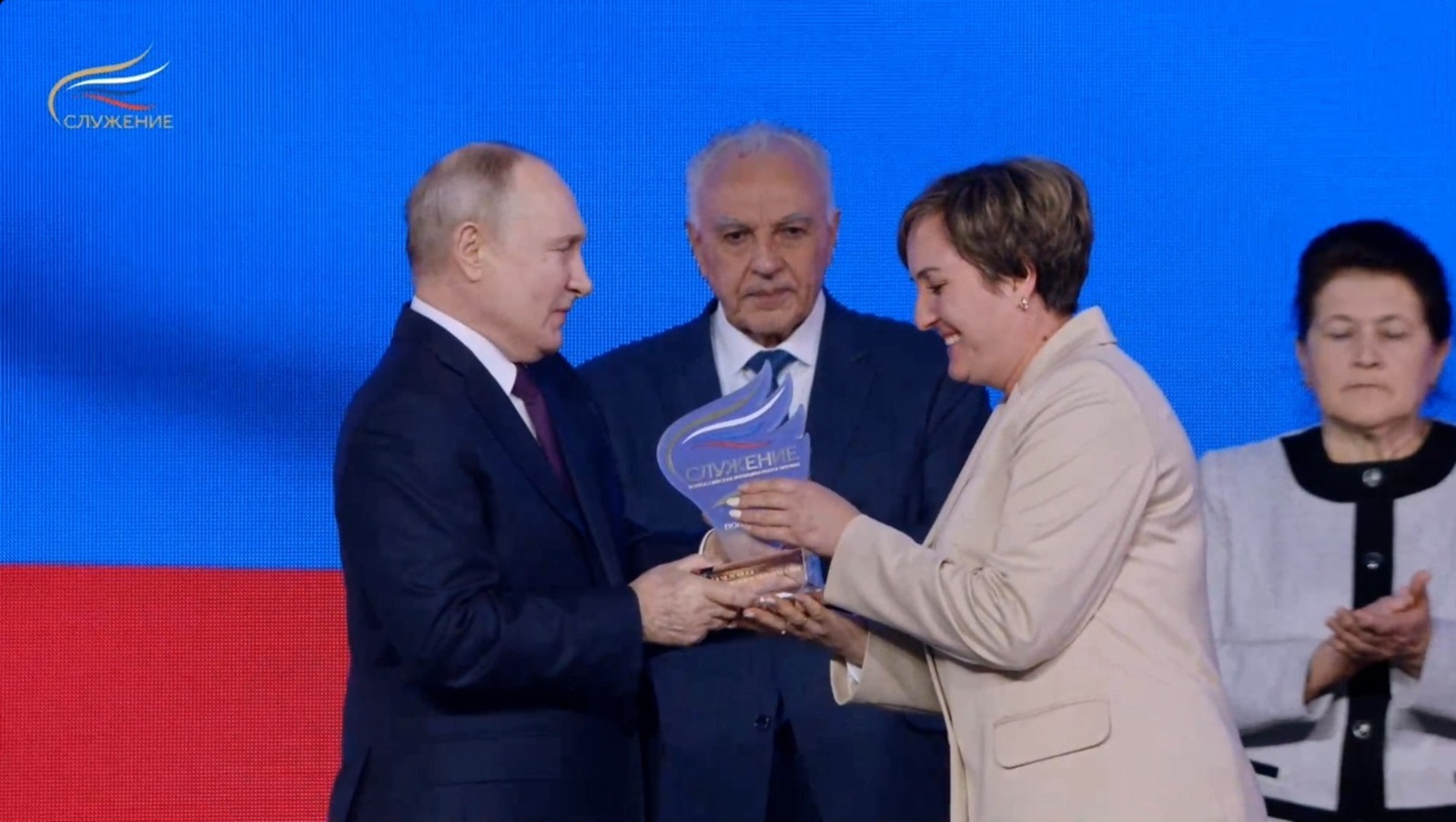Президент России Владимир Путин вручил многодетной маме из Башкирии награду