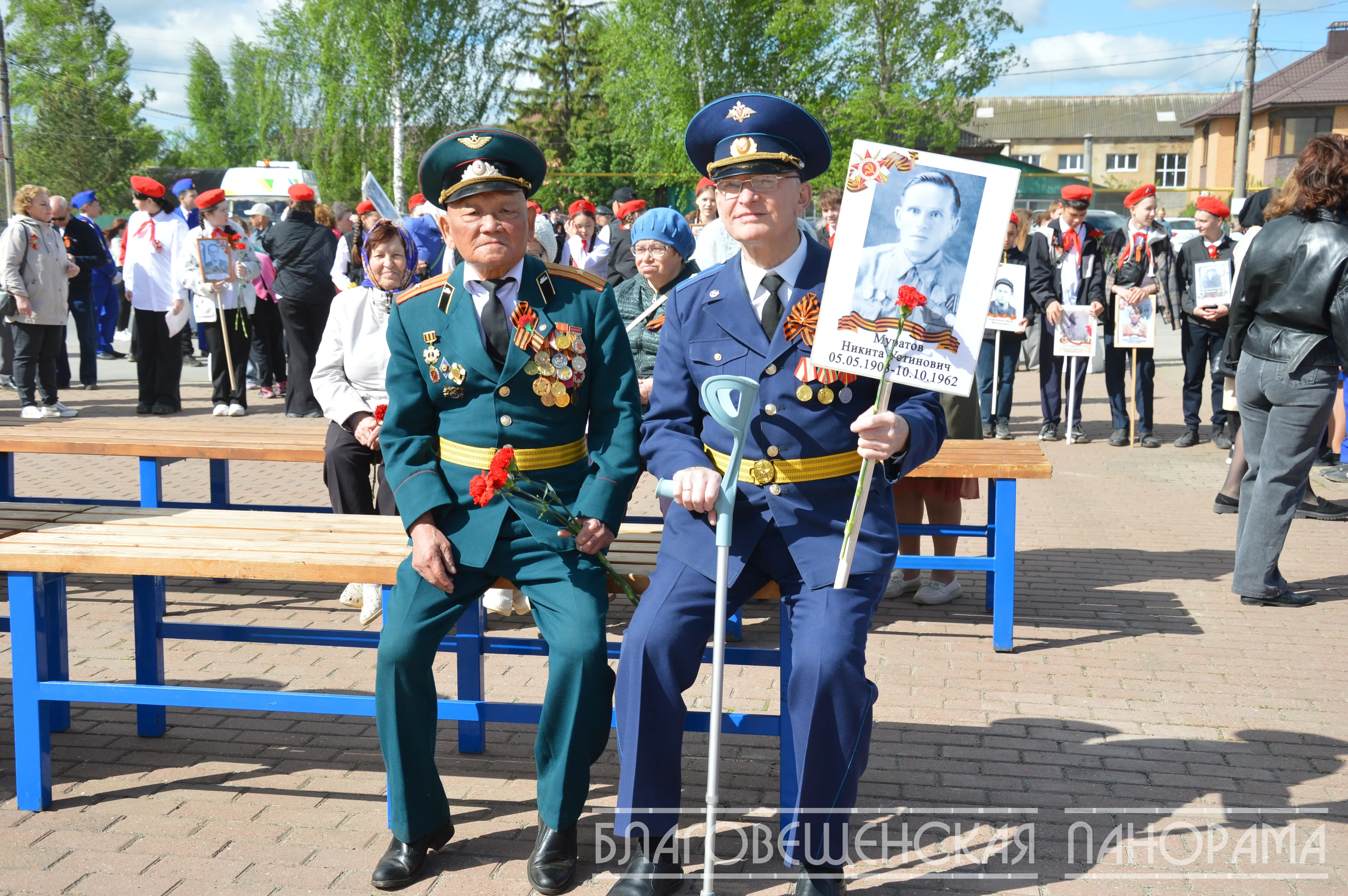 День Победы в Благовещенске начался с возложения цветов к памятникам