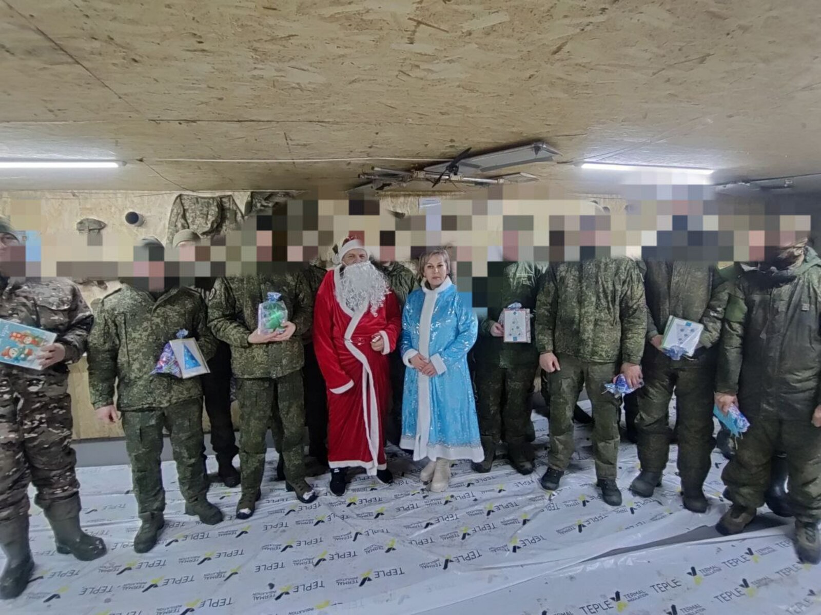 Дед Мороз и Снегурочка из Благовещенска доставили гумпомощь на фронт