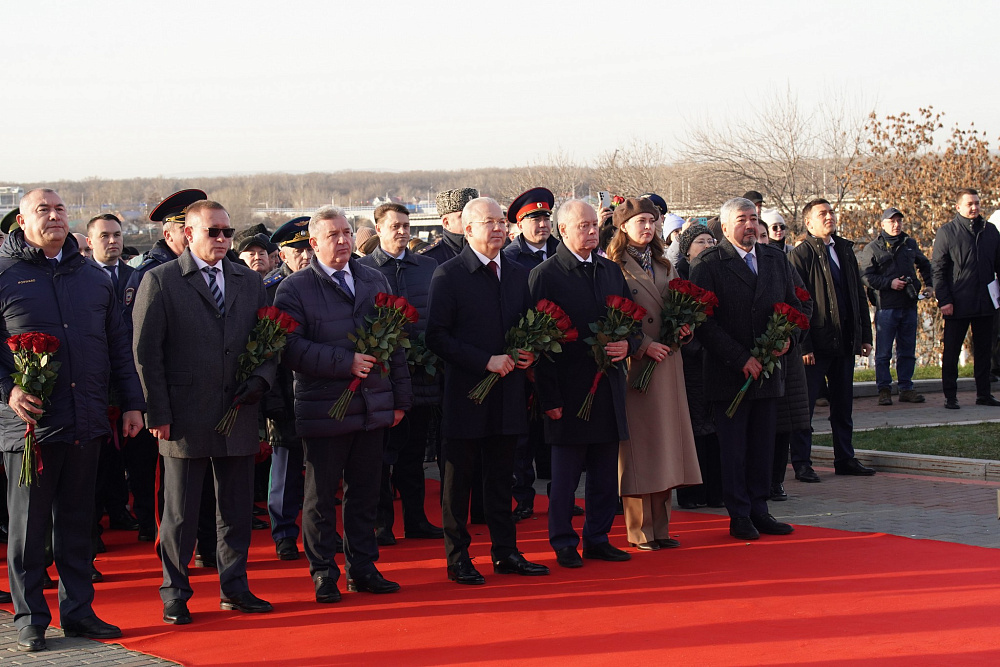 Радий Хабиров возложил цветы к Монументу Дружбы в Уфе