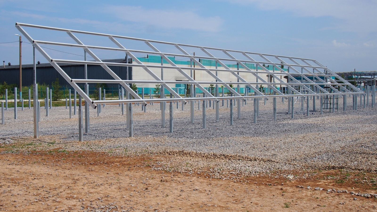 Солнечная электростанция на «ПОЛИЭФе» готова на треть