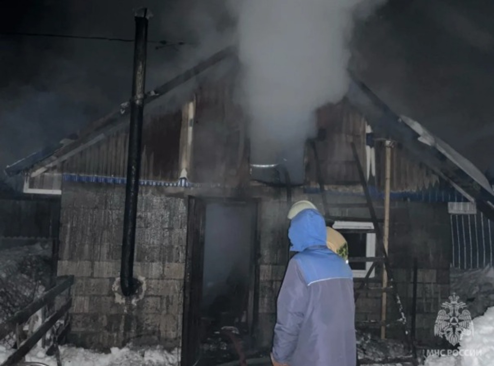 В Благовещенске сгорел блочный сарай, погиб человек