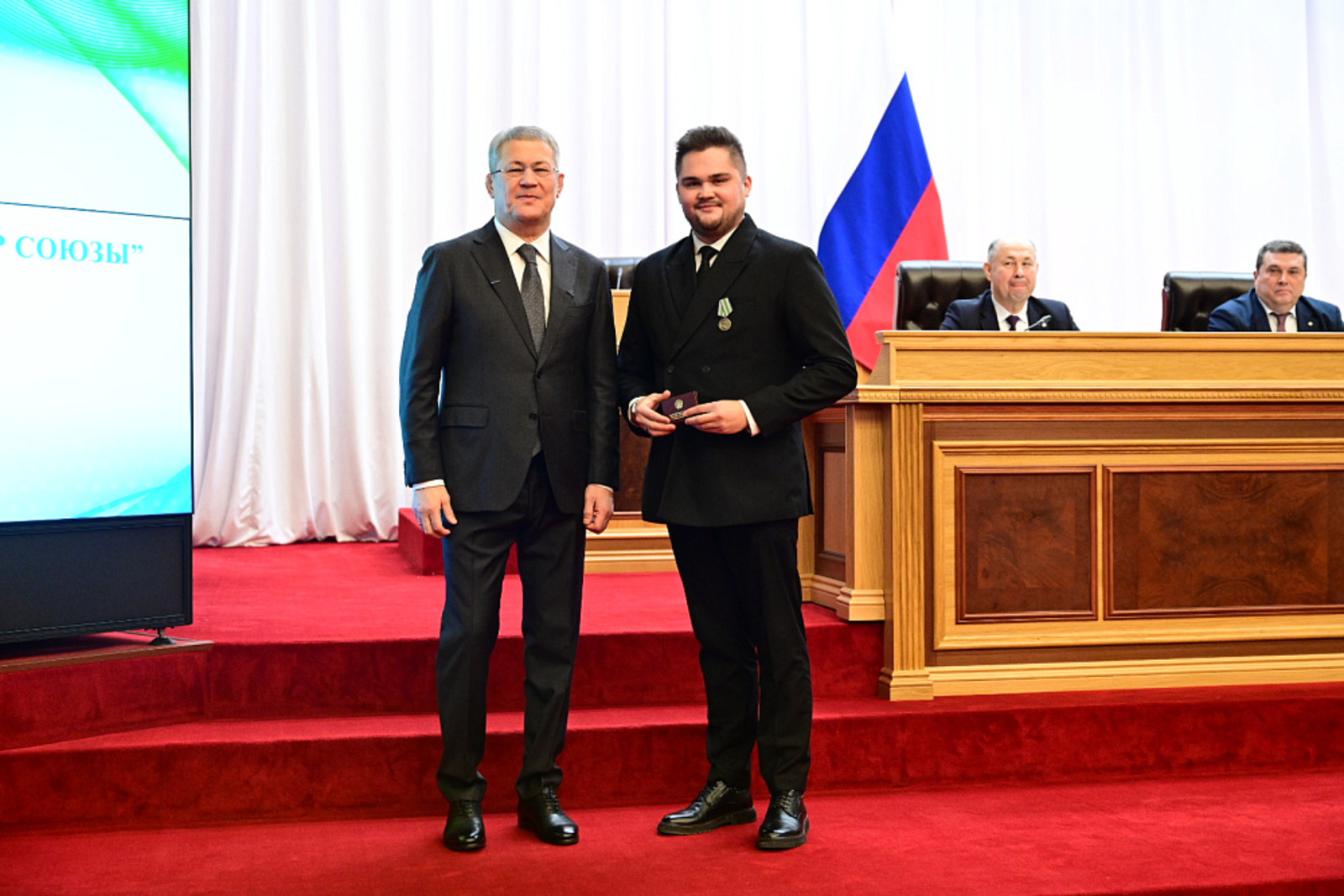 Радий Хабиров вручил первые удостоверения военным корреспондентам Башкортостана