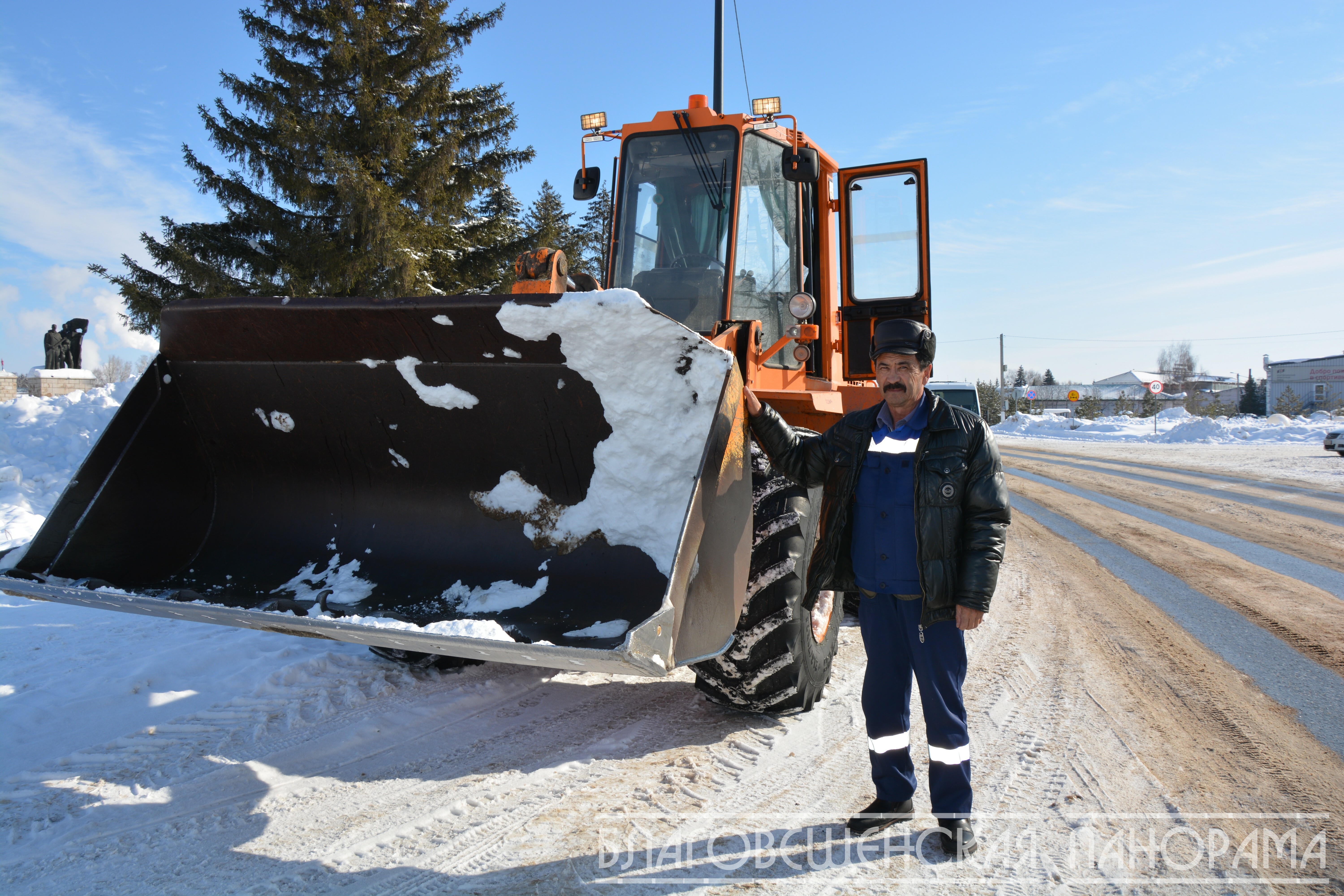 Двадцать два года на страже чистоты города: история тракториста из Благовещенска