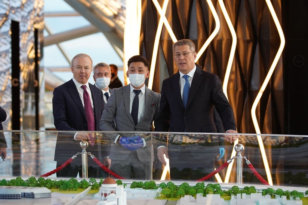Радий Хабиров посетил театр «Астана Опера» и музей энергии будущего «Нур Алем» в Нур-Султане