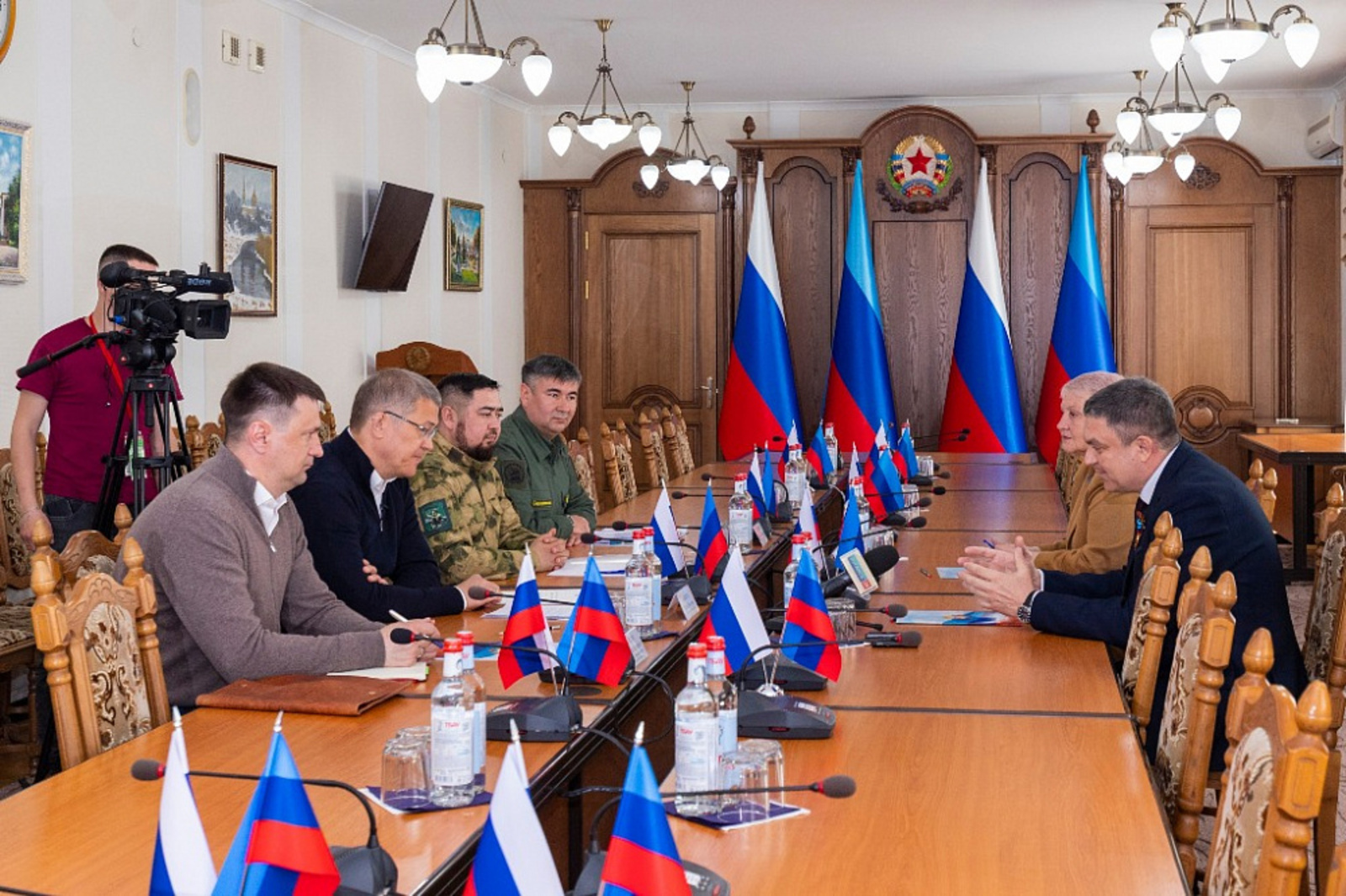 В ходе встречи Глава Башкирии поздравил жителей ЛНР с Днем Победы