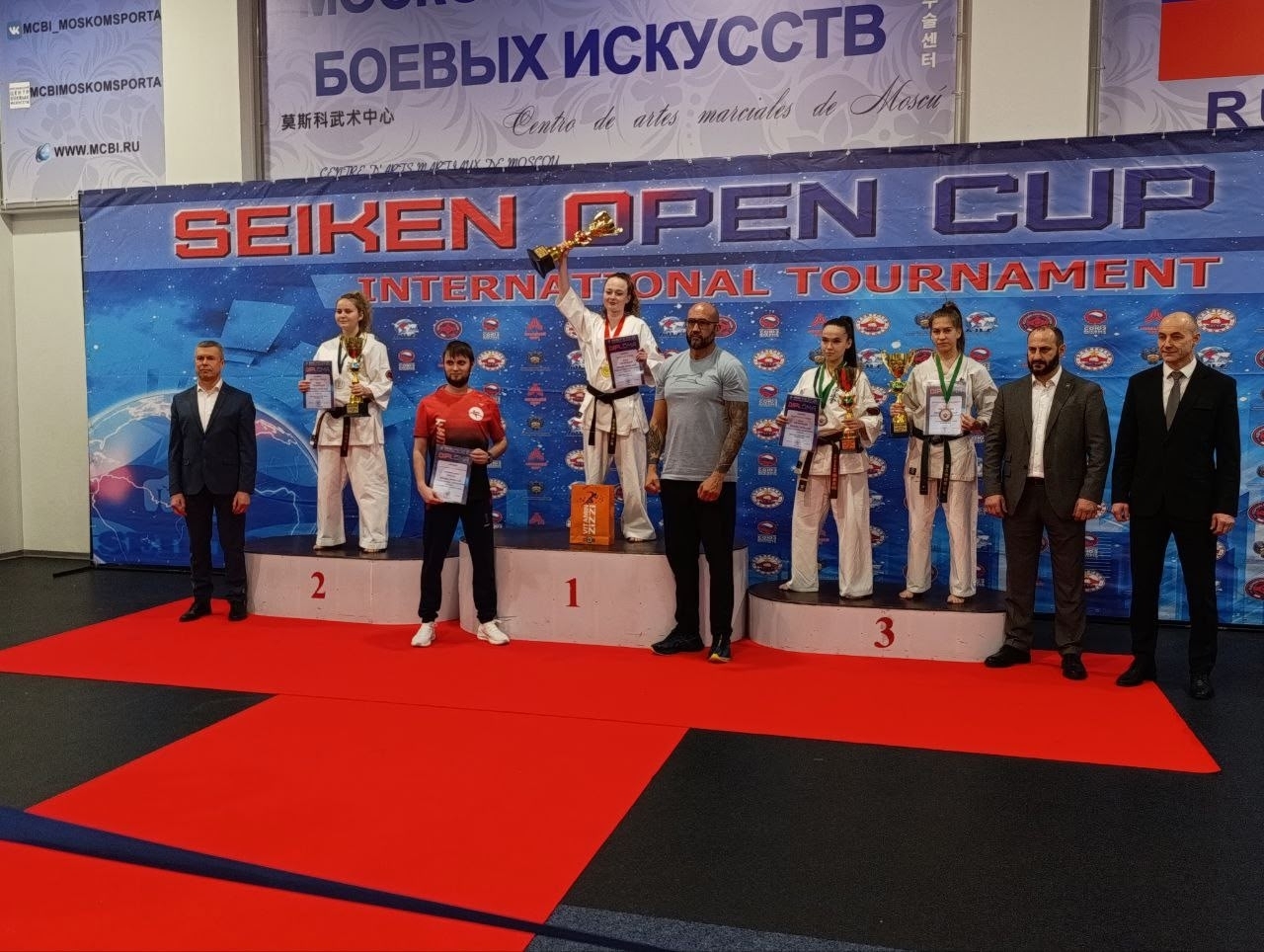 На пьедестале - каратисты