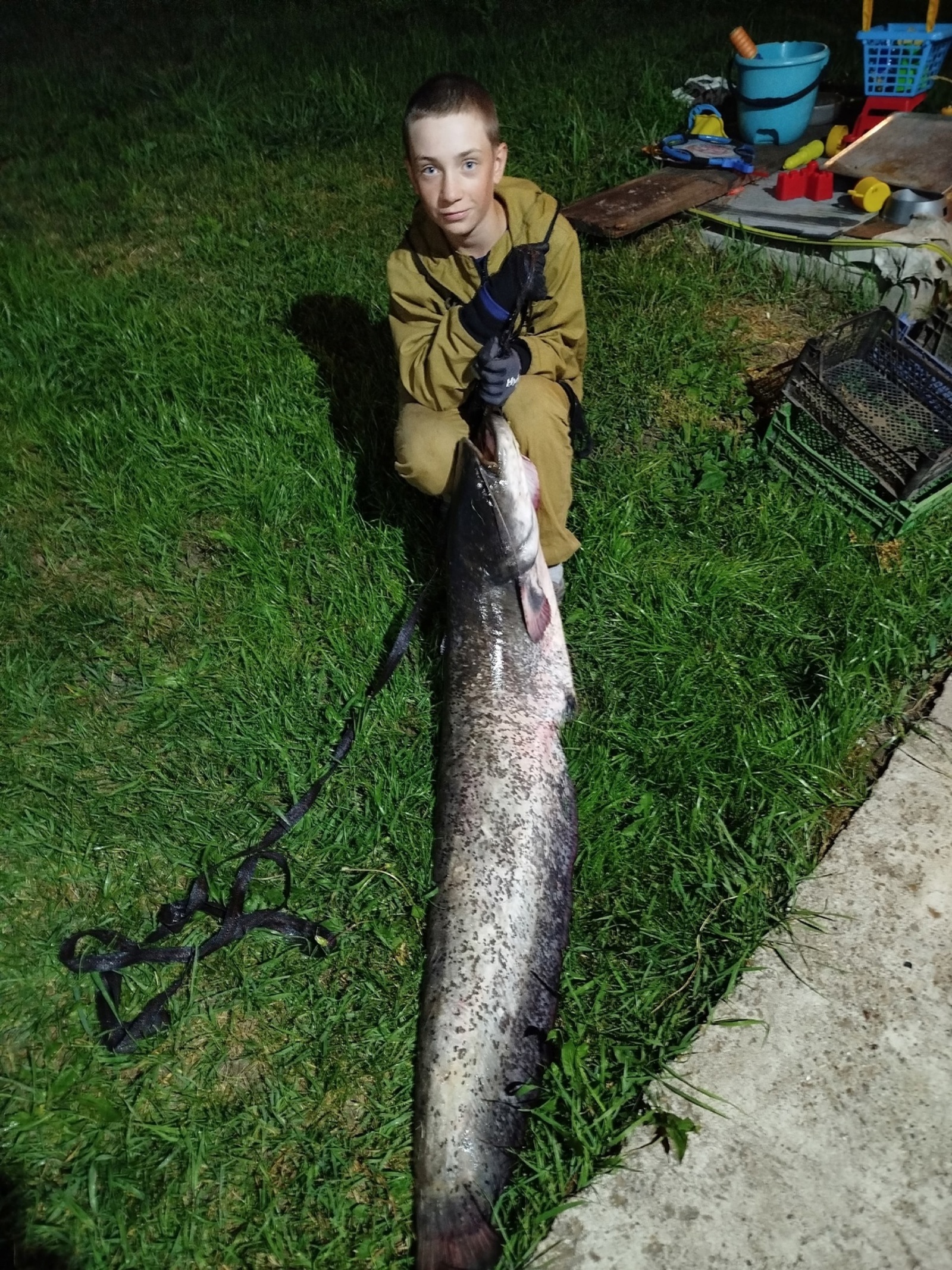 Школьник из Благовещенска поймал 20-килограммового сома