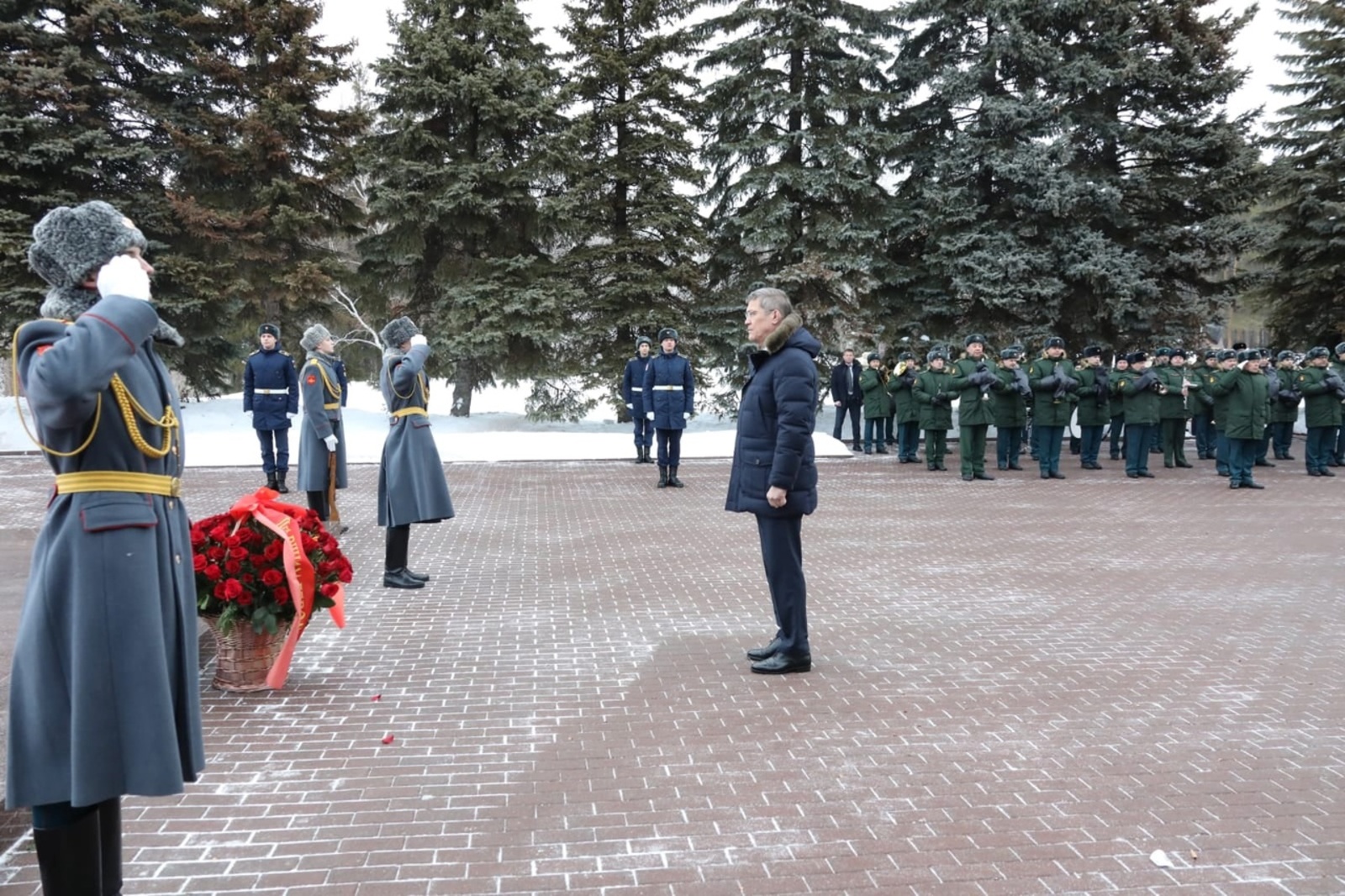 Радий Хабиров почтил память погибших солдат