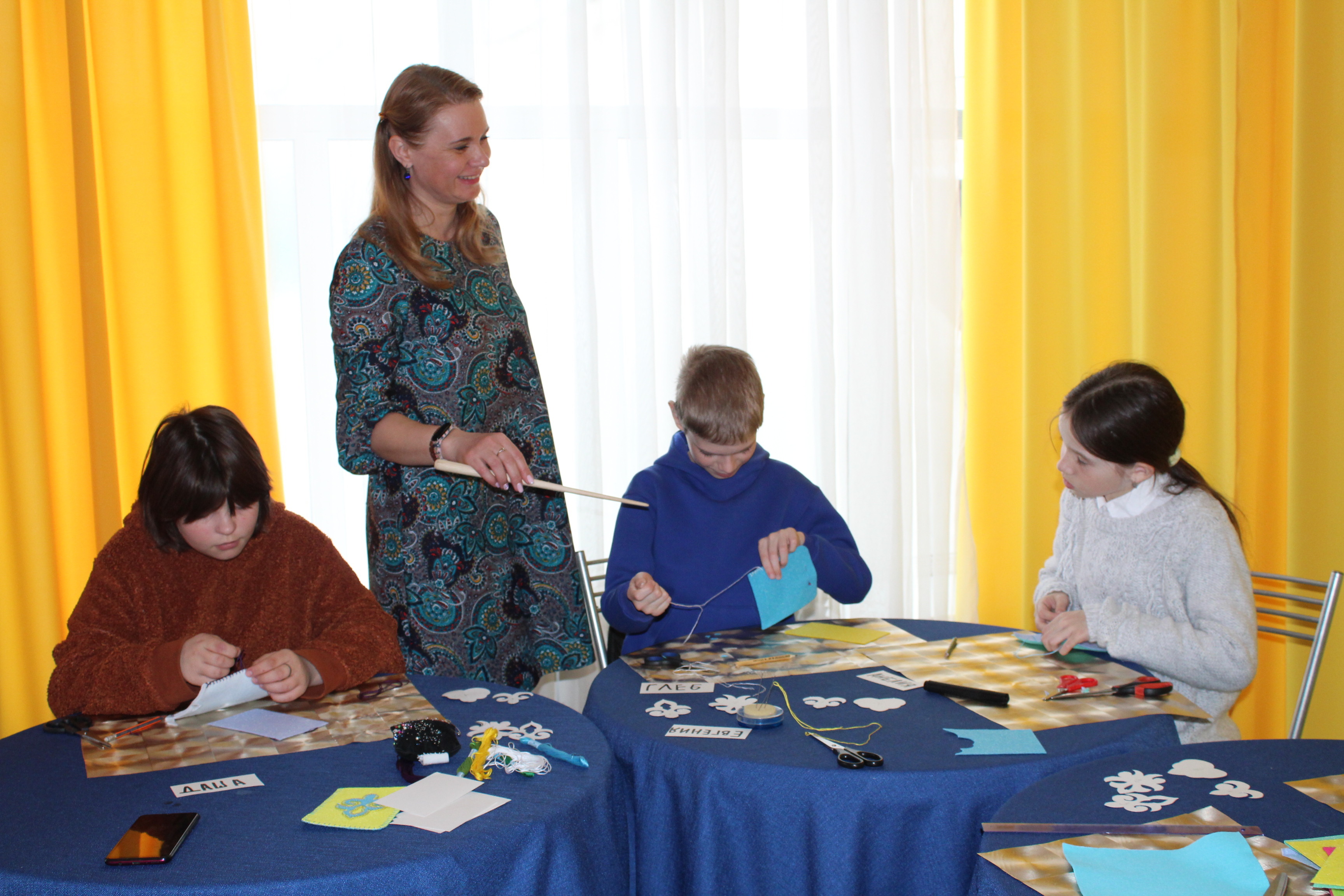 Школьники изготовили чехлы для телефона с татарским орнаментом