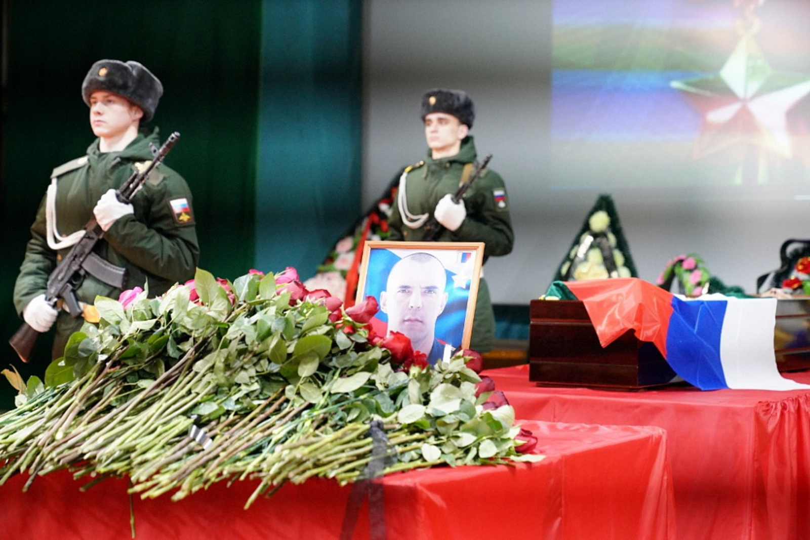 Орден генерала Шаймуратова Радий Хабиров передал семье погибшего Героя России Алмаза Сафина