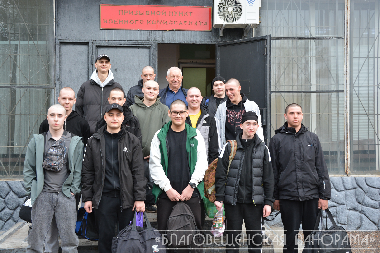 Первая группа призывников из Благовещенска отправилась на срочную военную службу