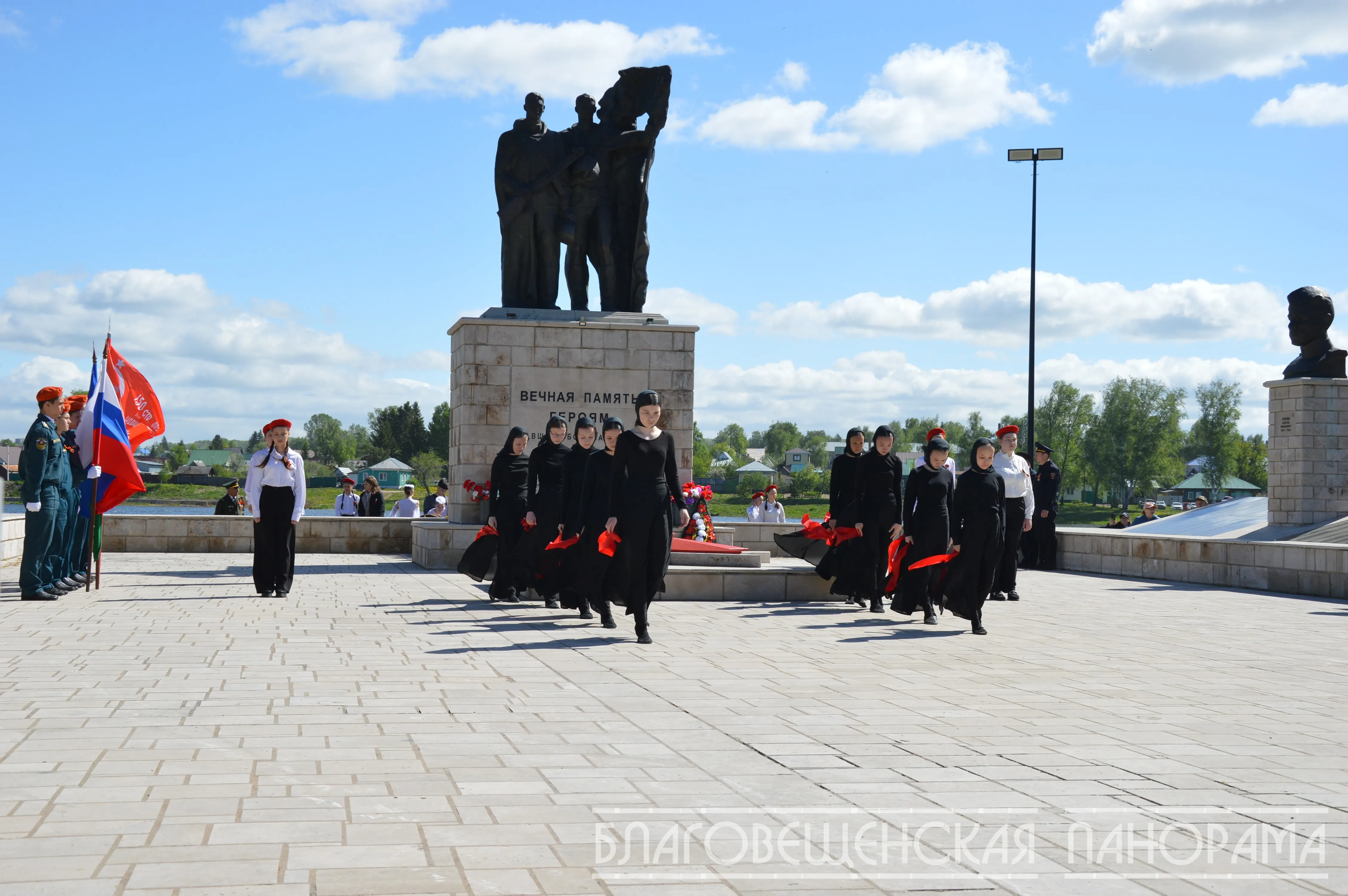 День Победы в Благовещенске начался с возложения цветов к памятникам