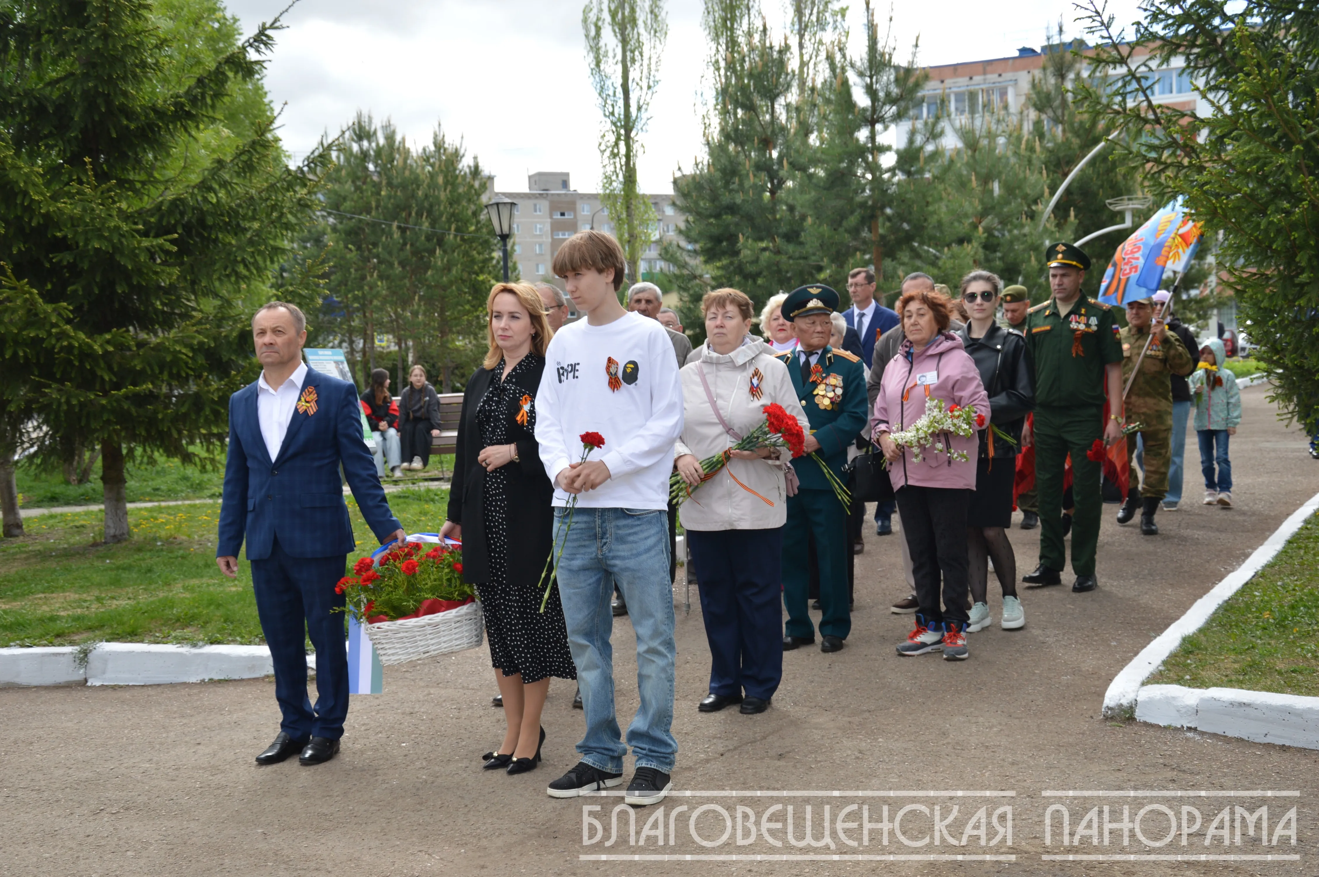 День Победы в Благовещенске начался с возложения цветов к памятникам