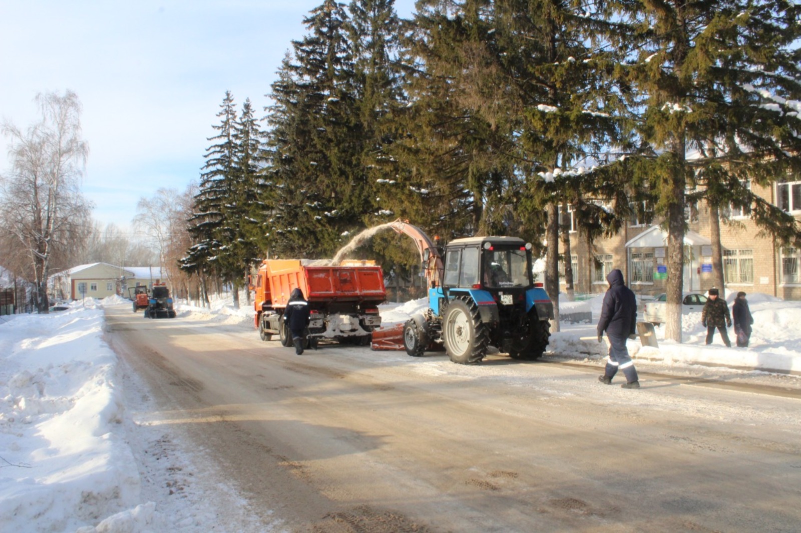 В Благовещенске в период снегопадов на городских территориях 27 единиц зимней спецтехники работают с четырех утра