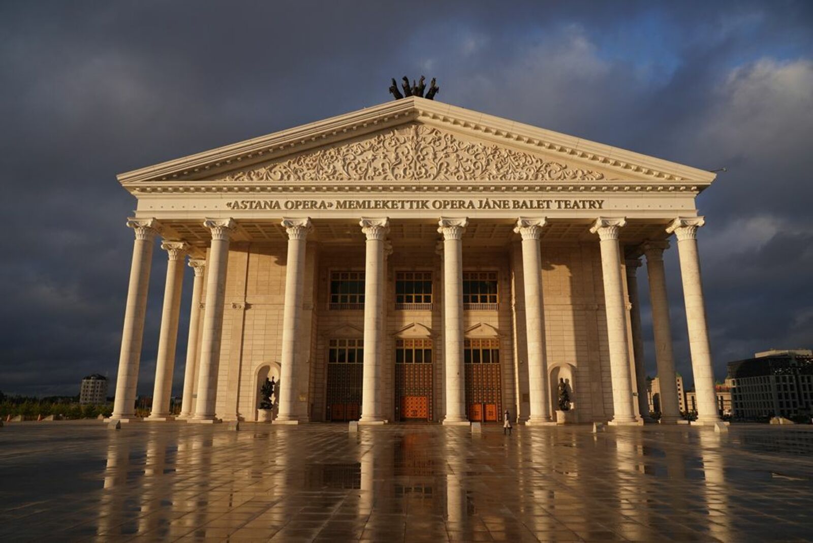 Радий Хабиров посетил театр «Астана Опера» и музей энергии будущего «Нур Алем» в Нур-Султане