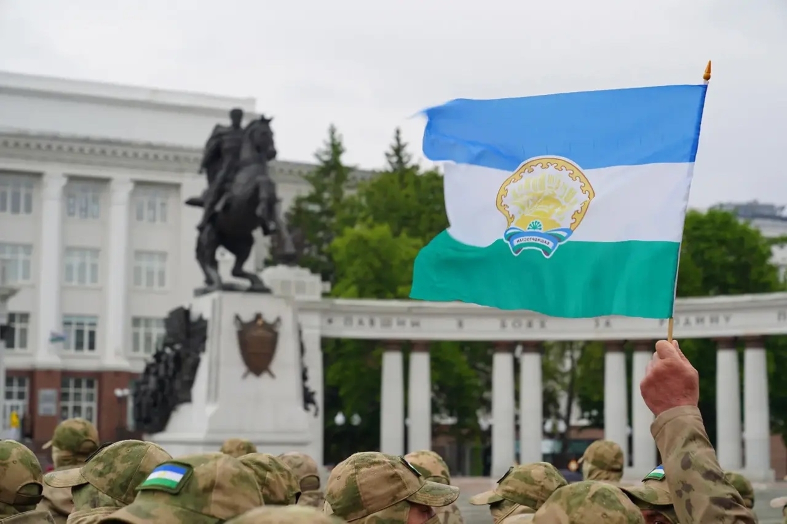 Радий Хабиров поздравил жителей республики с Днем государственного флага