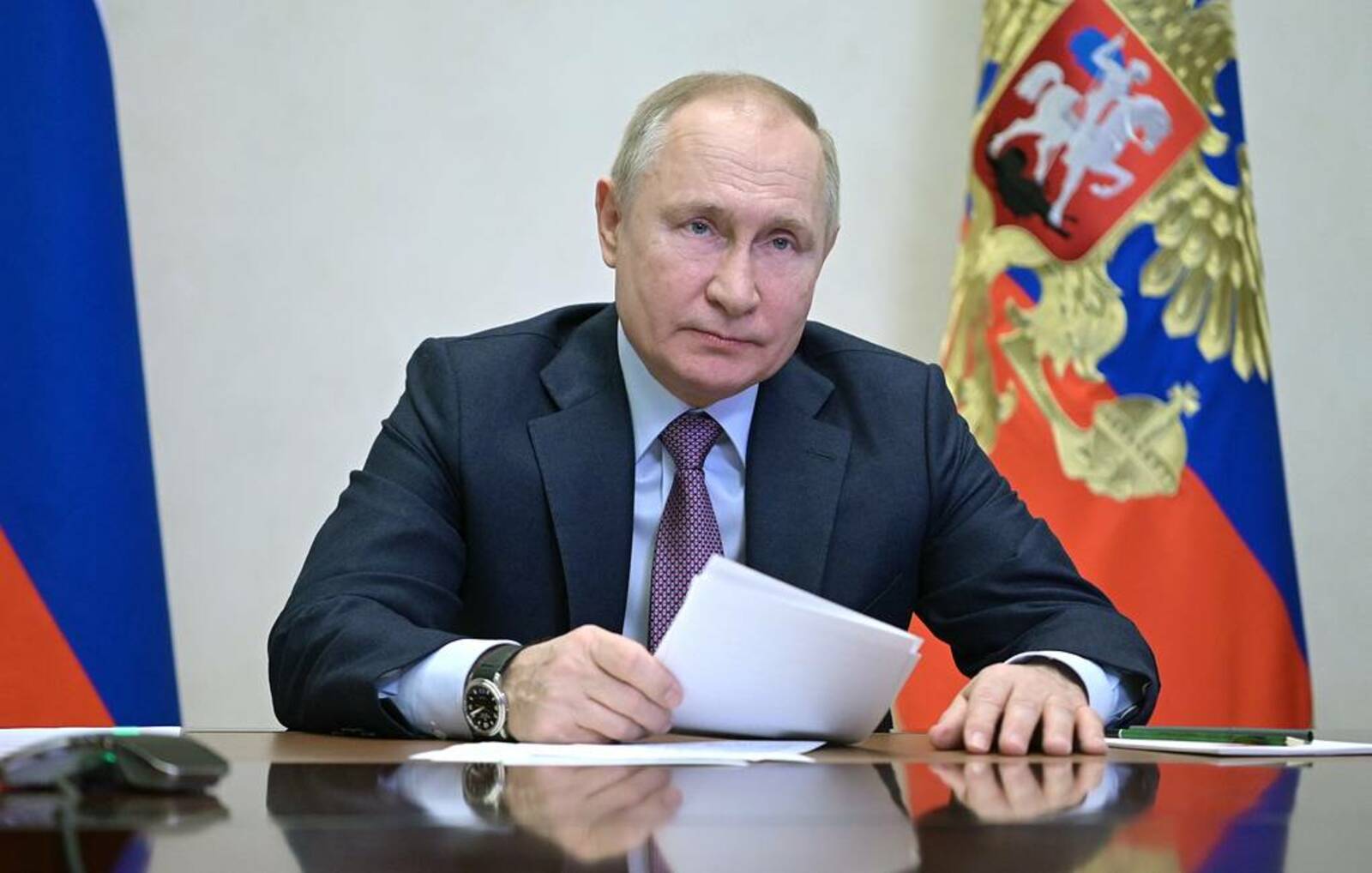 Путин поручил продолжить в 2022 году допвыплаты борющимся с ковидом медикам