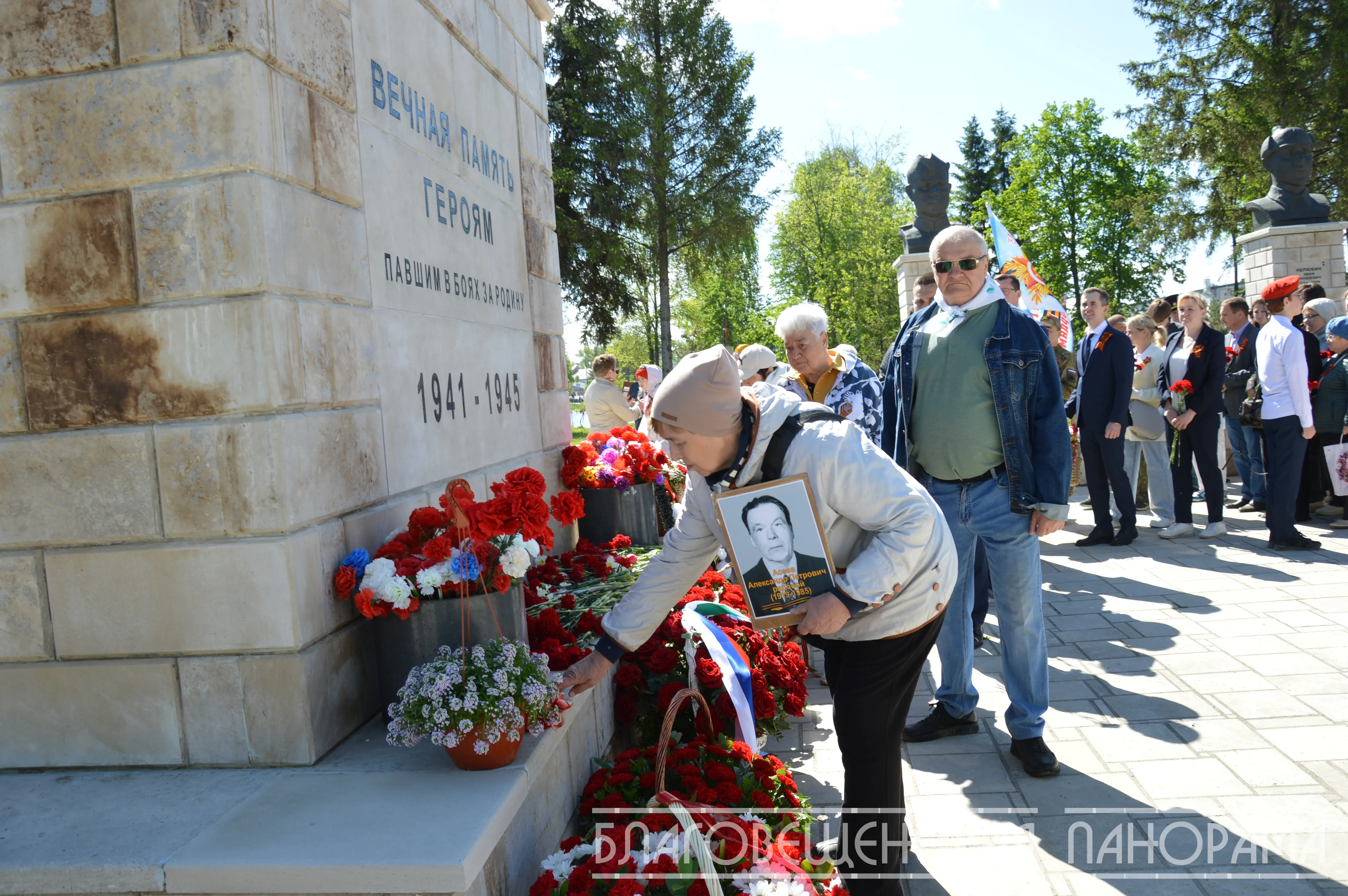 День Победы в Благовещенске начался с возложения цветов к памятникам