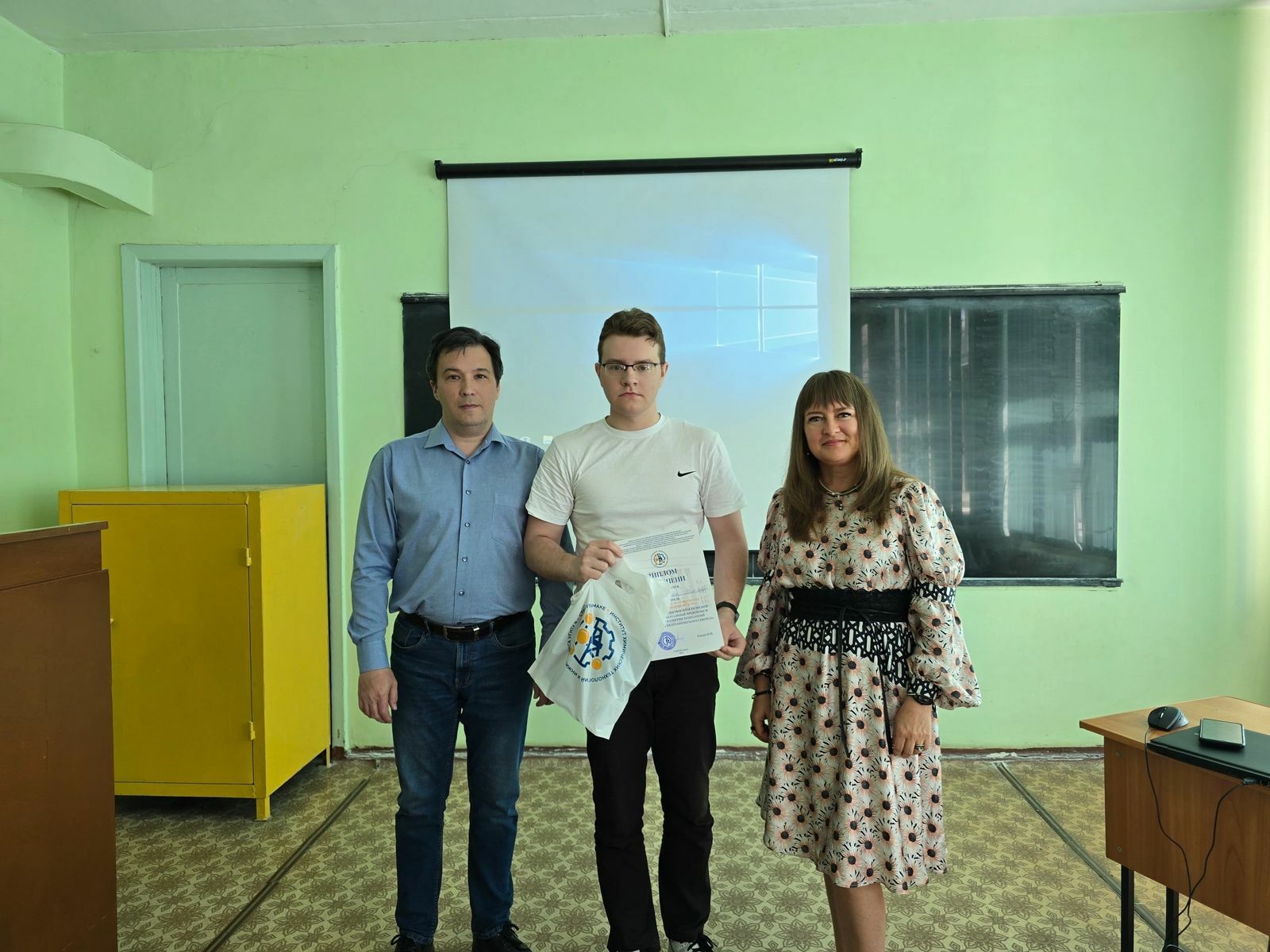 Студент разработал дрон-распылитель для сельского хозяйства