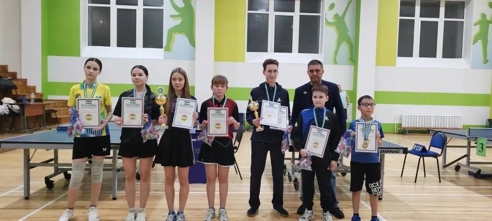 Теннисисты привезли награды