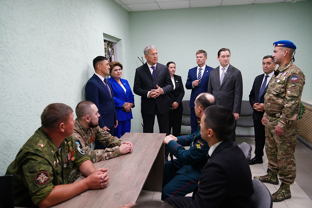 Радий Хабиров  посетил  центр поддержки ветеранов  «Дом СВОих»