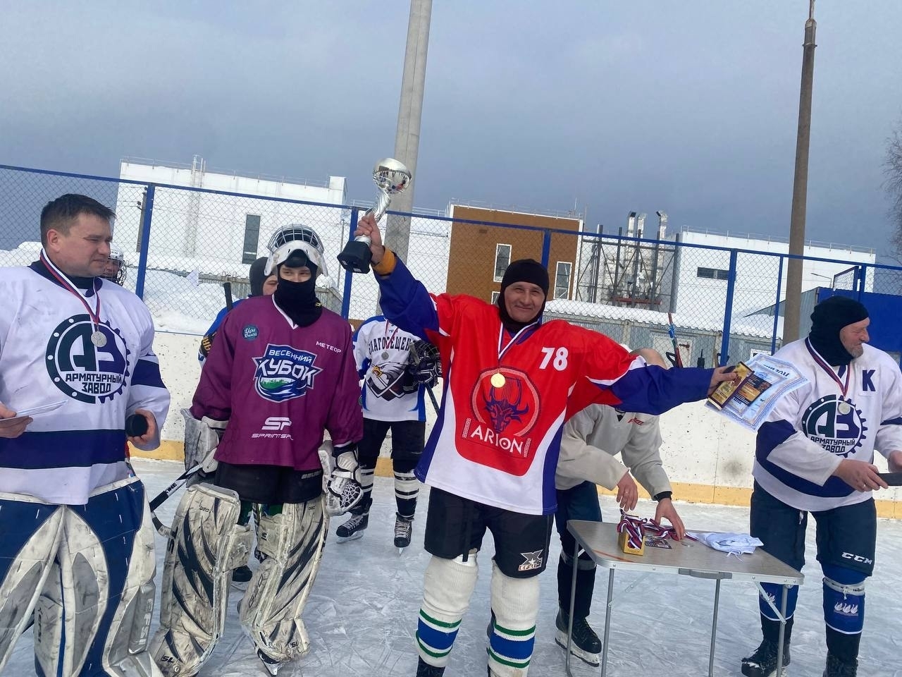В Благовещенске хоккеисты масштабно отметили День защитника Отечества