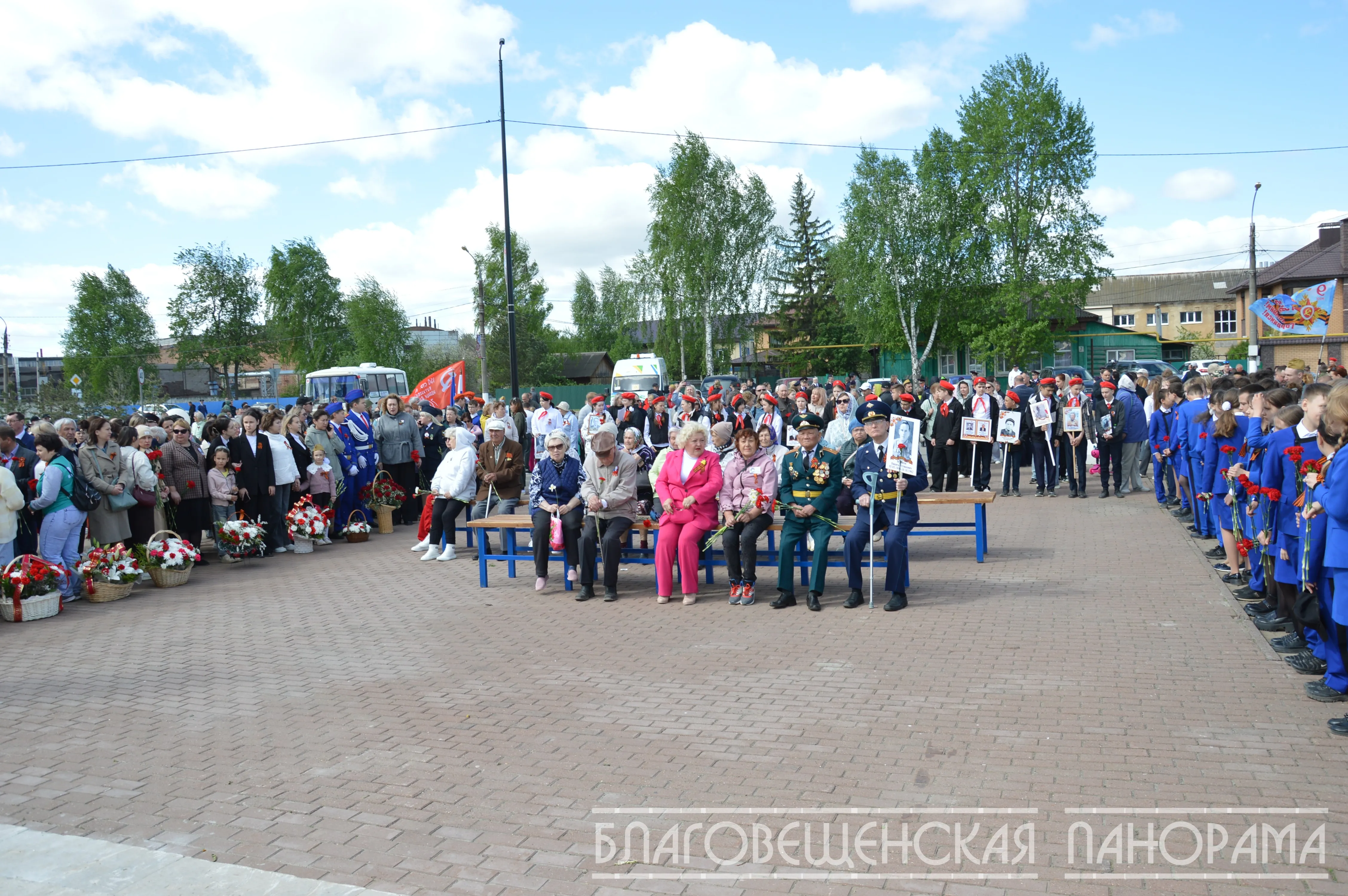 День Победы в Благовещенске начался с возложения цветов к памятникам